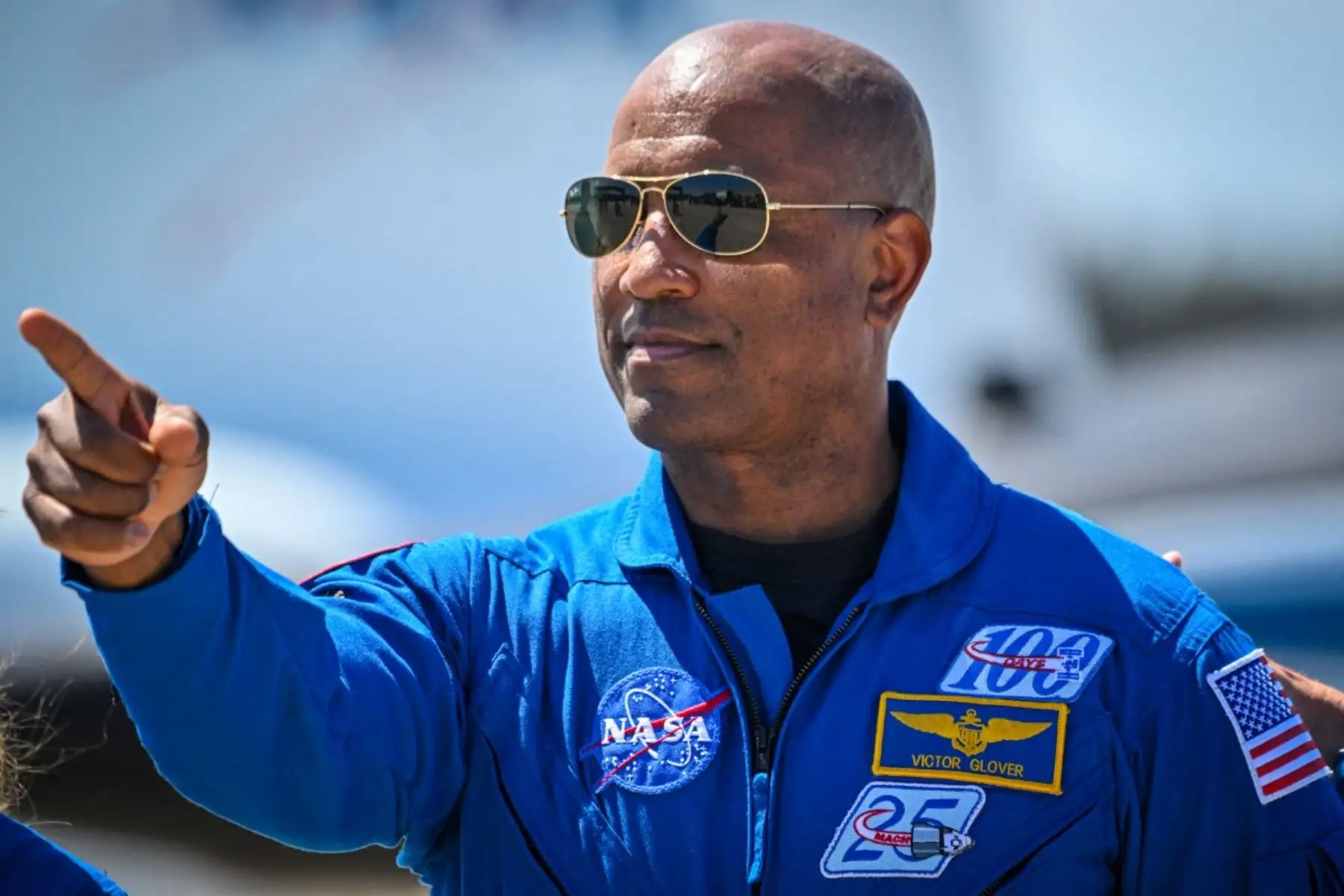 Victor Glover fue presentado como piloto de la misión Artemis II, en la que se convertirá en la primera persona negra en viajar más allá de la órbita terrestre. El astronauta, con experiencia previa en la misión Crew-1 hacia la Estación Espacial Internacional, ha destacado por su trayectoria como piloto de combate naval. Foto: AFP.