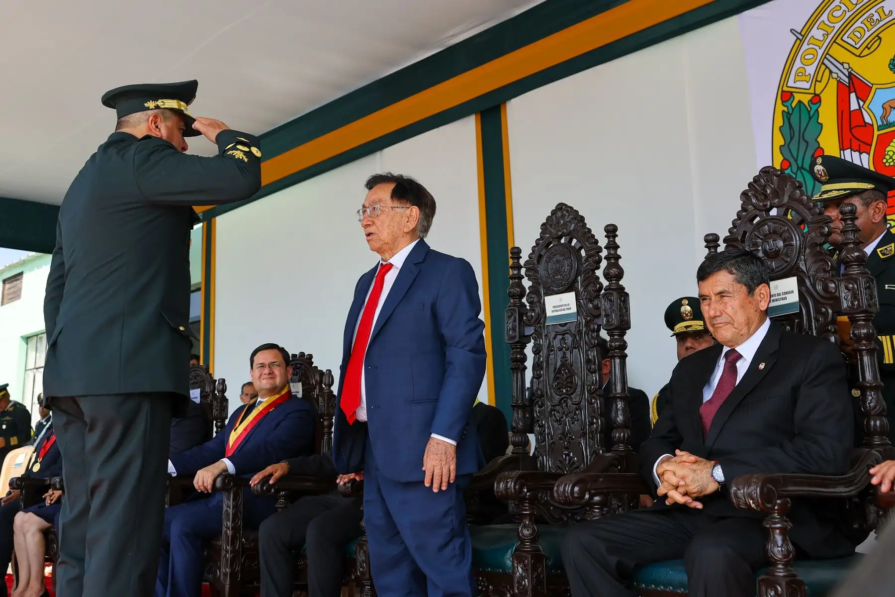 El presidente José María Balcázar exhortó a los nuevos efectivos de la Policía Nacional a servir a la comunidad y no dejarse tentar por la corrupción, durante la ceremonia de egreso y graduación de más de 5 mil estudiantes de la Escuela Técnico Profesional de la PNP. La actividad se realizó en Puente Piedra y forma parte de las acciones para reforzar la seguridad ciudadana en el país. Fotos: Prensa Presidencia.