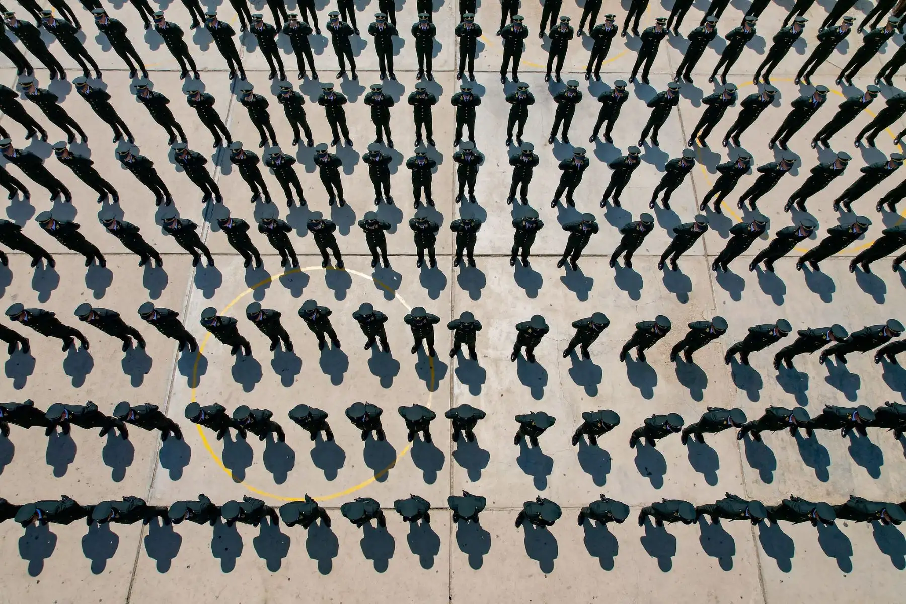 El presidente José María Balcázar exhortó a los nuevos efectivos de la Policía Nacional a servir a la comunidad y no dejarse tentar por la corrupción, durante la ceremonia de egreso y graduación de más de 5 mil estudiantes de la Escuela Técnico Profesional de la PNP. La actividad se realizó en Puente Piedra y forma parte de las acciones para reforzar la seguridad ciudadana en el país. Fotos: Prensa Presidencia.