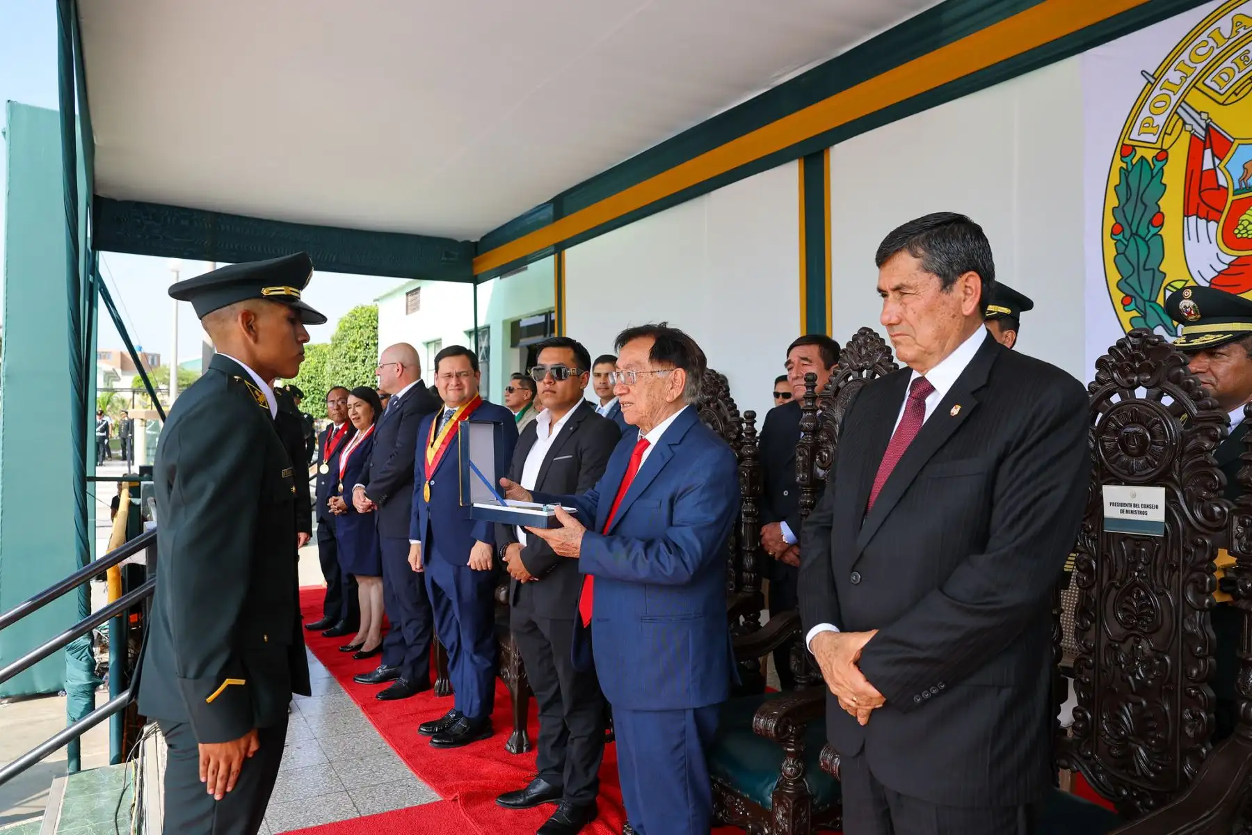 El presidente José María Balcázar exhortó a los nuevos efectivos de la Policía Nacional a servir a la comunidad y no dejarse tentar por la corrupción, durante la ceremonia de egreso y graduación de más de 5 mil estudiantes de la Escuela Técnico Profesional de la PNP. La actividad se realizó en Puente Piedra y forma parte de las acciones para reforzar la seguridad ciudadana en el país. Fotos: Prensa Presidencia.