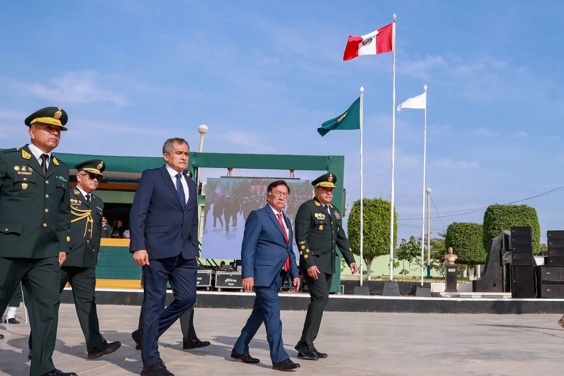 El presidente José María Balcázar exhortó a los nuevos efectivos de la Policía Nacional a servir a la comunidad y no dejarse tentar por la corrupción, durante la ceremonia de egreso y graduación de más de 5 mil estudiantes de la Escuela Técnico Profesional de la PNP. La actividad se realizó en Puente Piedra y forma parte de las acciones para reforzar la seguridad ciudadana en el país. Fotos: Prensa Presidencia.