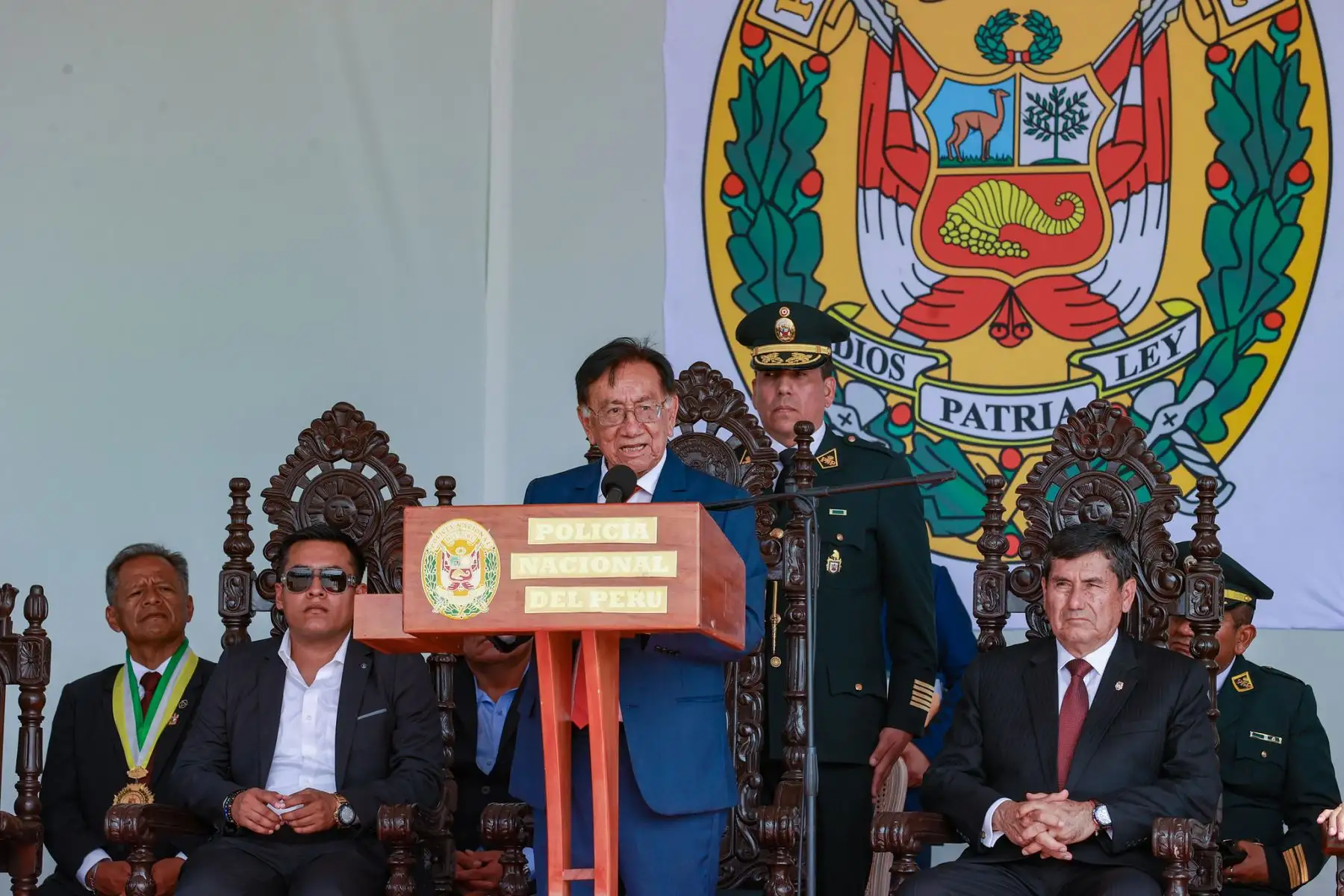 El presidente José María Balcázar exhortó a los nuevos efectivos de la Policía Nacional a servir a la comunidad y no dejarse tentar por la corrupción, durante la ceremonia de egreso y graduación de más de 5 mil estudiantes de la Escuela Técnico Profesional de la PNP. La actividad se realizó en Puente Piedra y forma parte de las acciones para reforzar la seguridad ciudadana en el país. Fotos: Prensa Presidencia.