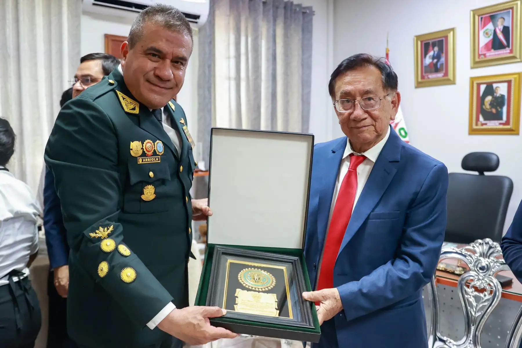 El presidente José María Balcázar exhortó a los nuevos efectivos de la Policía Nacional a servir a la comunidad y no dejarse tentar por la corrupción, durante la ceremonia de egreso y graduación de más de 5 mil estudiantes de la Escuela Técnico Profesional de la PNP. La actividad se realizó en Puente Piedra y forma parte de las acciones para reforzar la seguridad ciudadana en el país. Fotos: Prensa Presidencia.