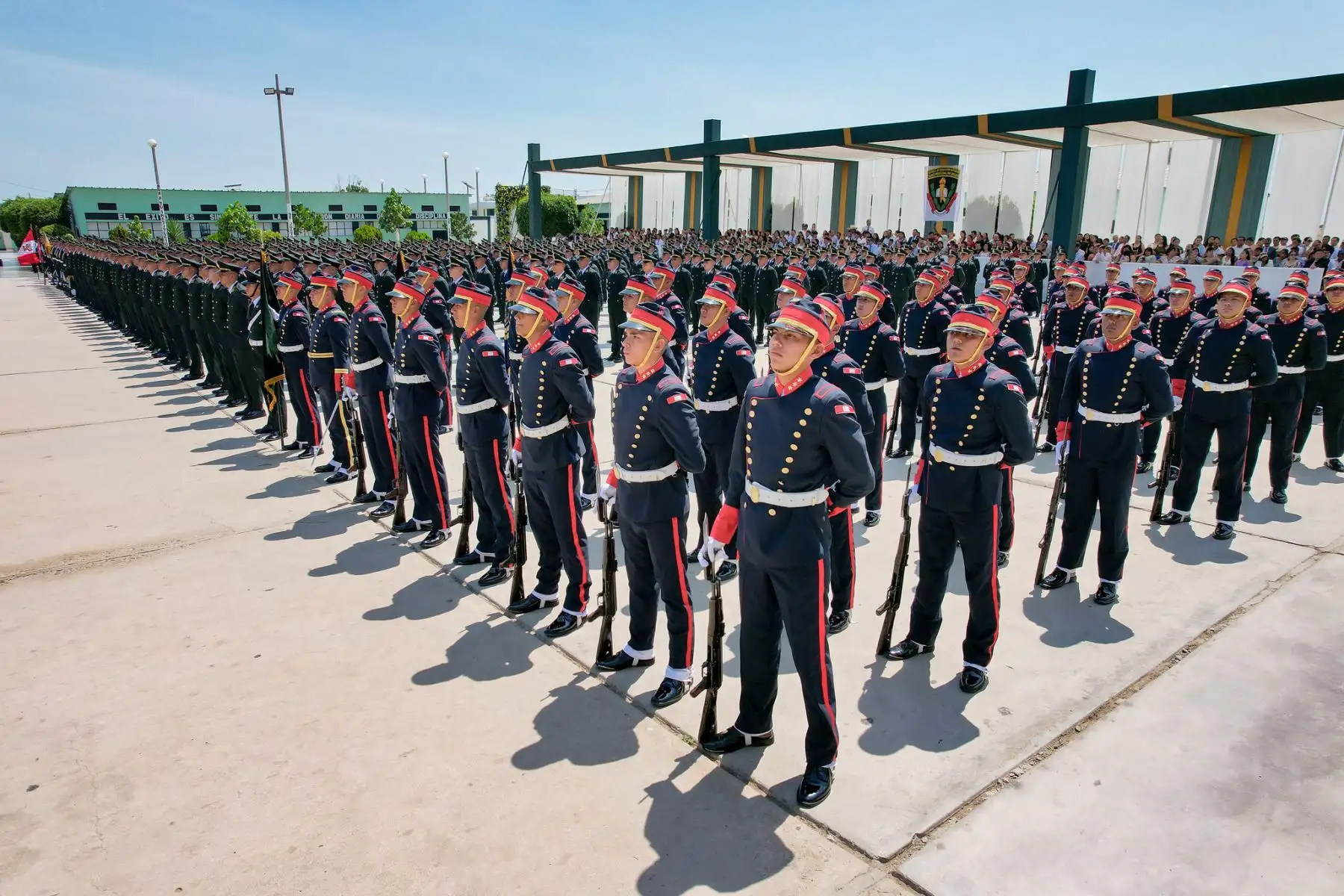 El presidente José María Balcázar exhortó a los nuevos efectivos de la Policía Nacional a servir a la comunidad y no dejarse tentar por la corrupción, durante la ceremonia de egreso y graduación de más de 5 mil estudiantes de la Escuela Técnico Profesional de la PNP. La actividad se realizó en Puente Piedra y forma parte de las acciones para reforzar la seguridad ciudadana en el país. Fotos: Prensa Presidencia.