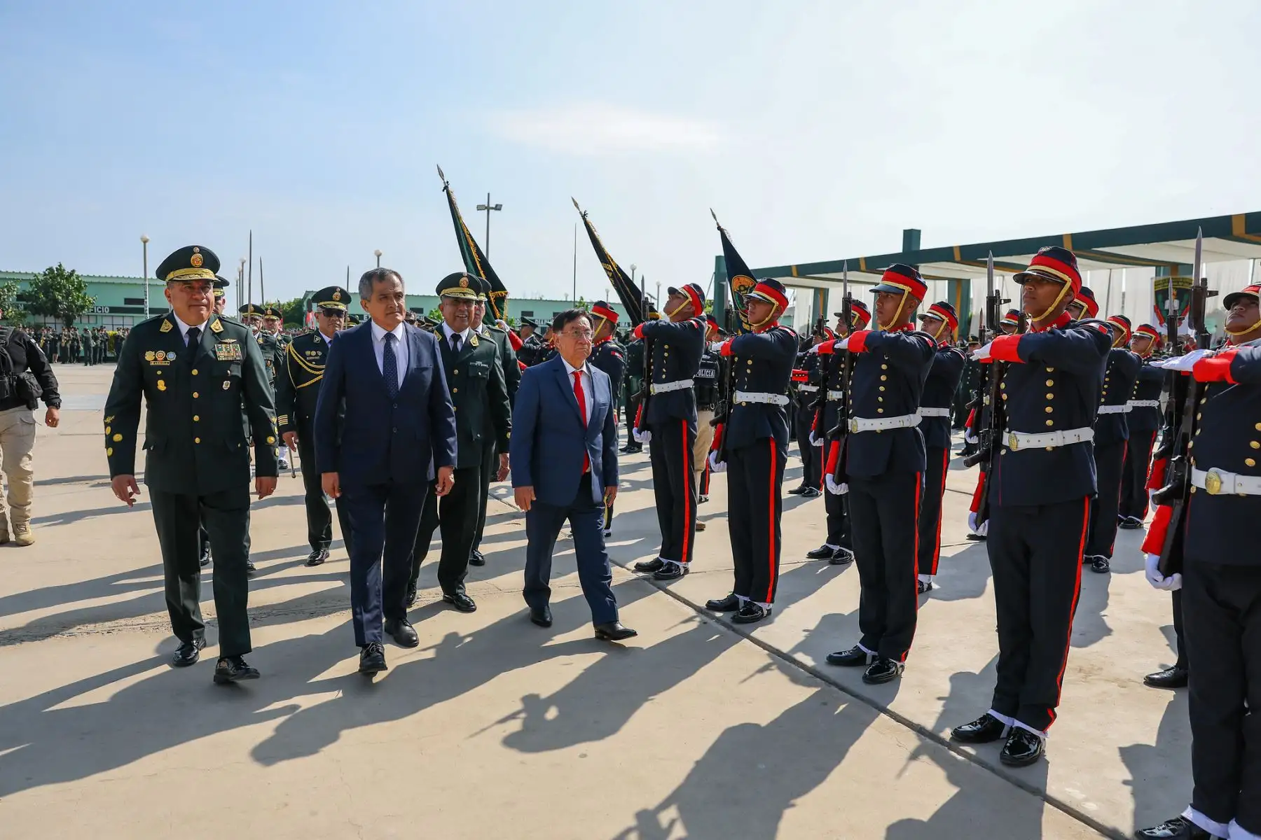 El presidente José María Balcázar exhortó a los nuevos efectivos de la Policía Nacional a servir a la comunidad y no dejarse tentar por la corrupción, durante la ceremonia de egreso y graduación de más de 5 mil estudiantes de la Escuela Técnico Profesional de la PNP. La actividad se realizó en Puente Piedra y forma parte de las acciones para reforzar la seguridad ciudadana en el país. Fotos: Prensa Presidencia.