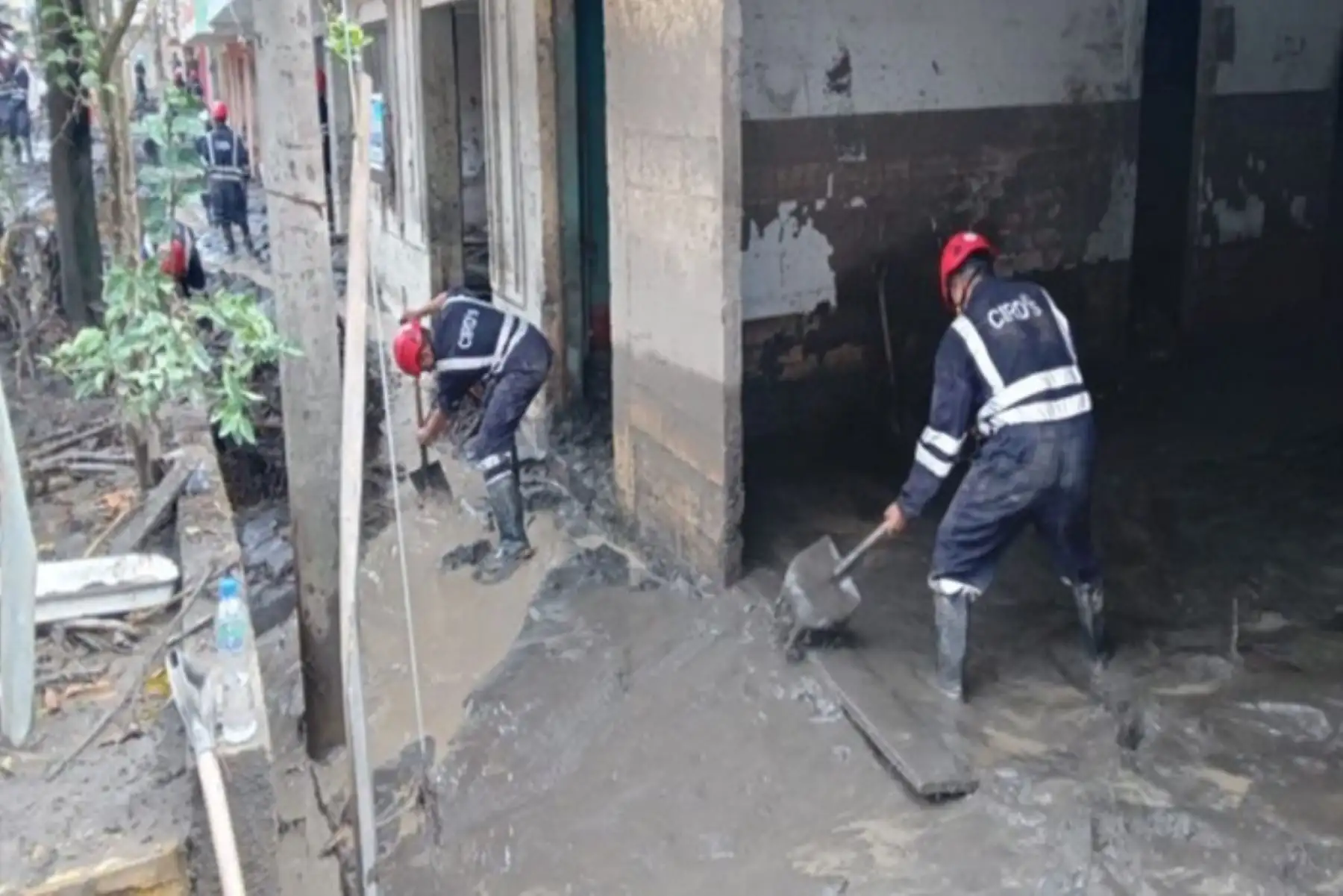 Ayacucho: ante desborde del río Sankirhuato en Ayna FF.AA apoyan con maquinaria y personal