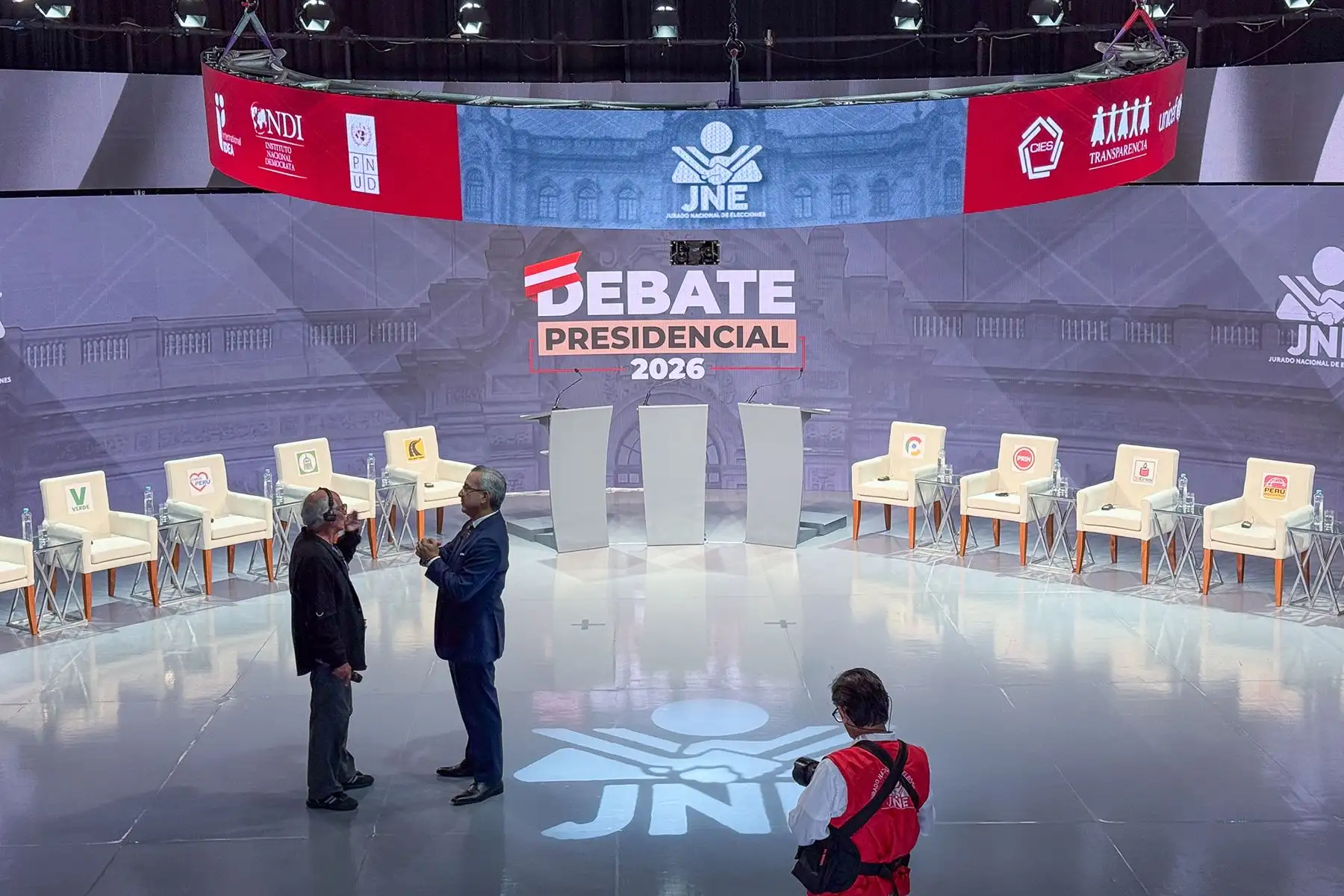 Todo queda listo para el inicio de la segunda jornada del debate presidencial, organizado por el Jurado Nacional de Elecciones (JNE), en el Centro de Convenciones de Lima. Foto: ANDINA/Verónica Calderón Zuñiga