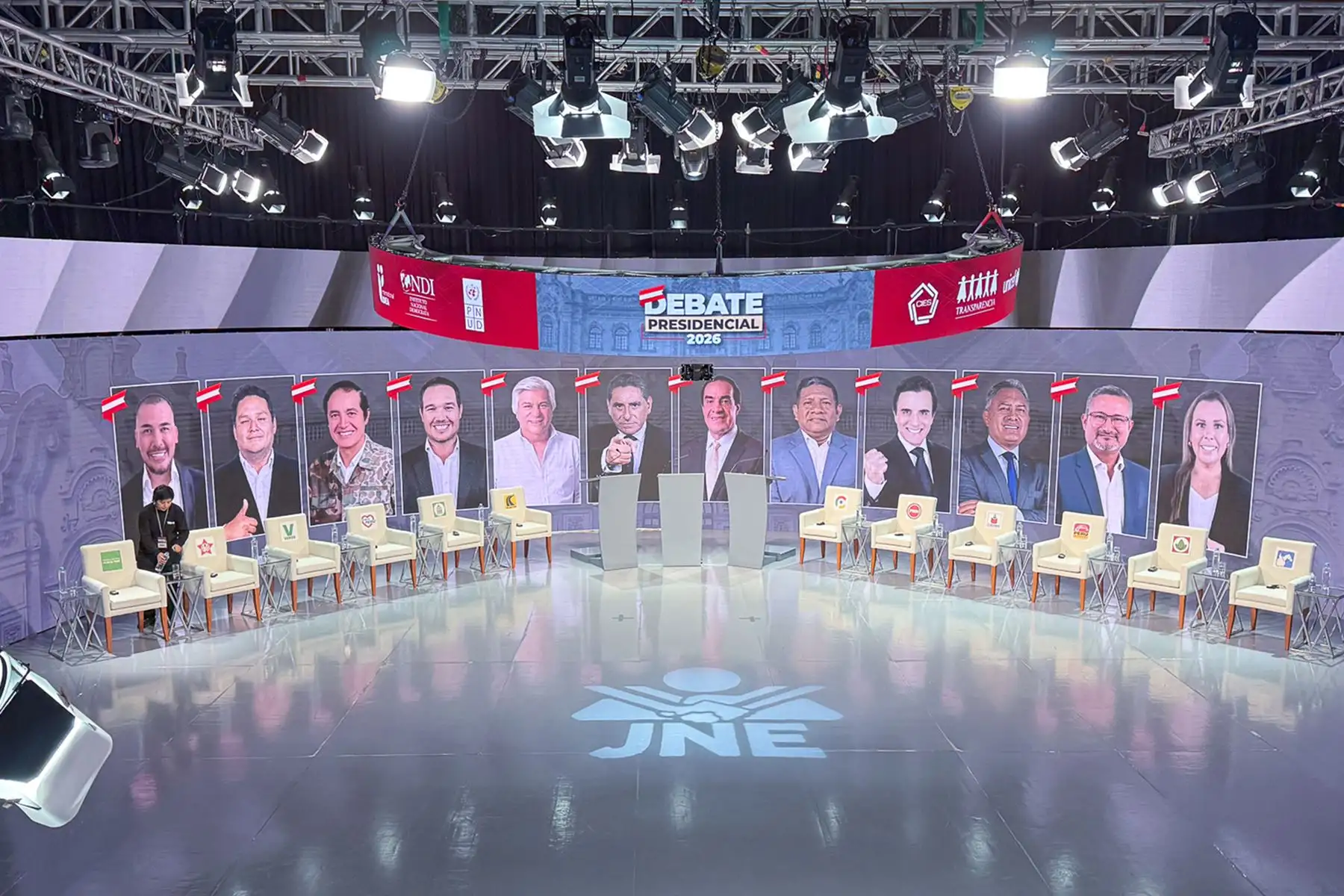 Todo queda listo para el inicio de la segunda jornada del debate presidencial, organizado por el Jurado Nacional de Elecciones (JNE), en el Centro de Convenciones de Lima. Foto: ANDINA/Verónica Calderón Zuñiga