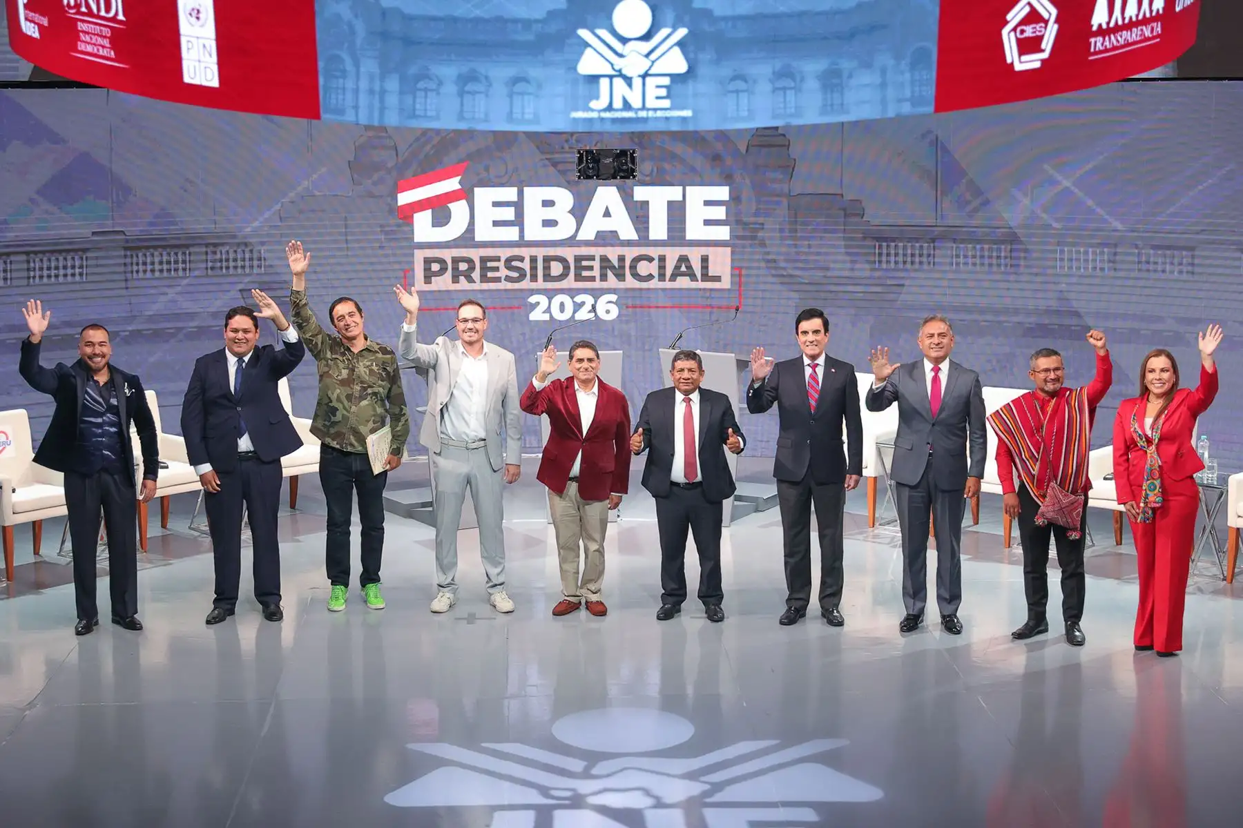 Los candidatos presidenciales posan para la fotografía oficial durante el inicio de la segunda jornada del debate presidencial, en el Centro de Convenciones de Lima. Foto: ANDINA/Verónica Calderón Zúñiga