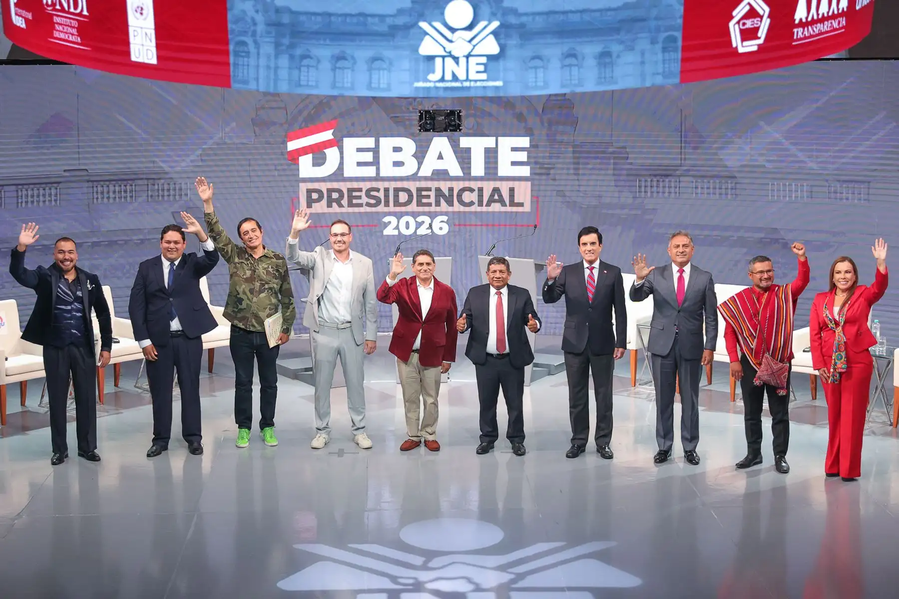 Los candidatos presidenciales posan para la fotografía oficial durante el inicio de la segunda jornada del debate presidencial, en el Centro de Convenciones de Lima. Foto: ANDINA/Verónica Calderón Zúñiga