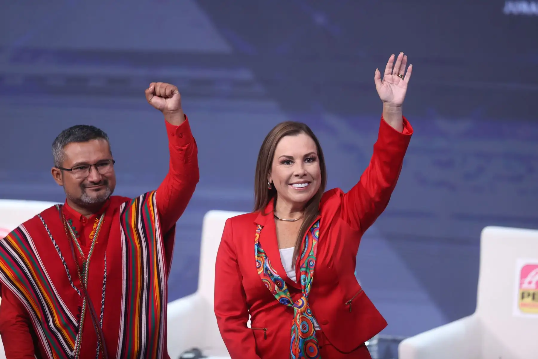 El candidato presidencial Ronald Atencio, de Alianza Electoral Venceremos y la candidata presidencial Fiorella Molinelli, del partido Alianza Fuerza y Libertad, posan para la fotografía oficial durante el inicio de la segunda jornada del debate presidencial, en el Centro de Convenciones de Lima. Foto: ANDINA/Jhonel Rodríguez
