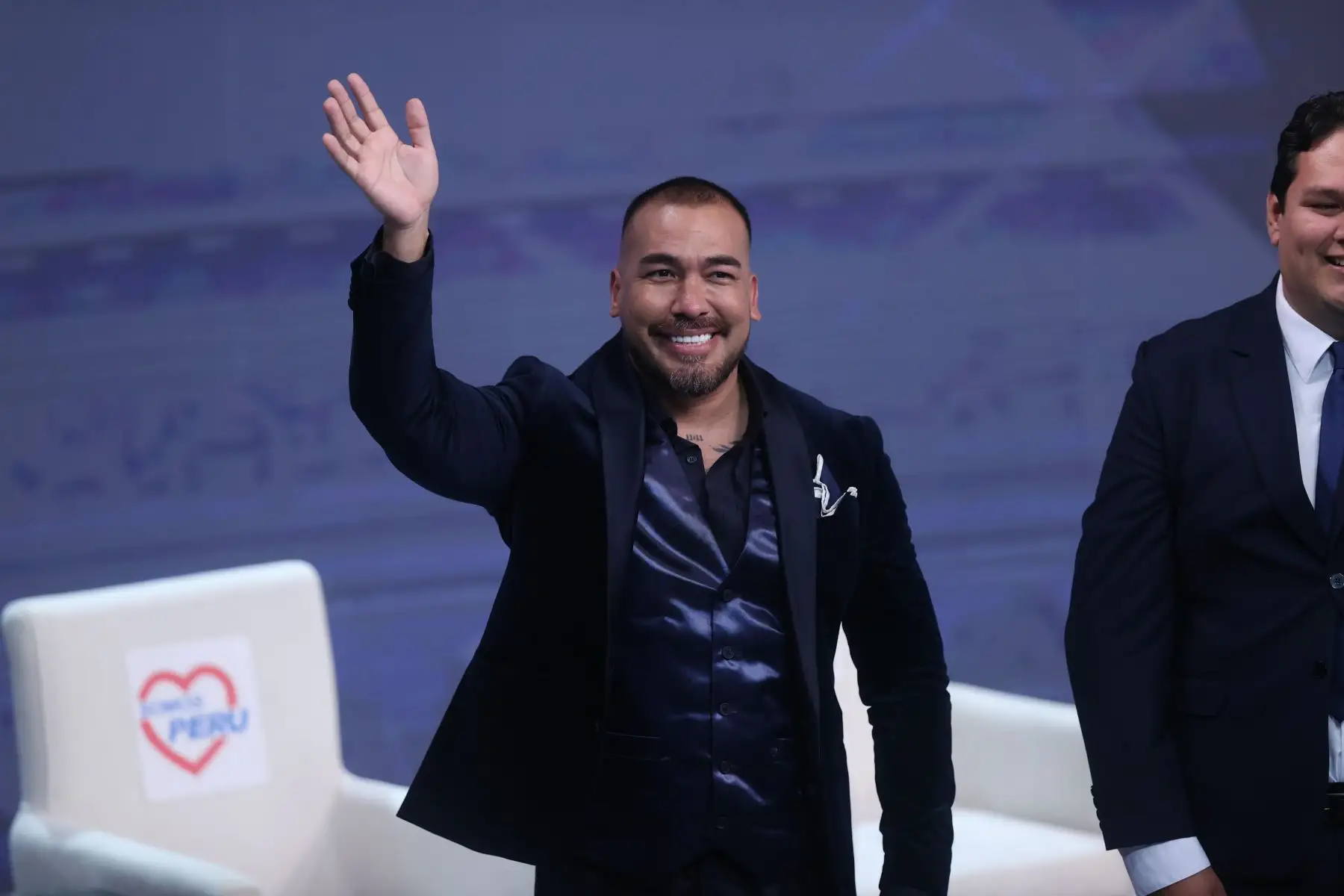 El candidato presidencial Álvaro Paz de la Barra, del Partido Fe en el Perú, posan para la fotografía oficial durante el inicio de la segunda jornada del debate presidencial, en el Centro de Convenciones de Lima. Foto: ANDINA/Jhonel Rodríguez