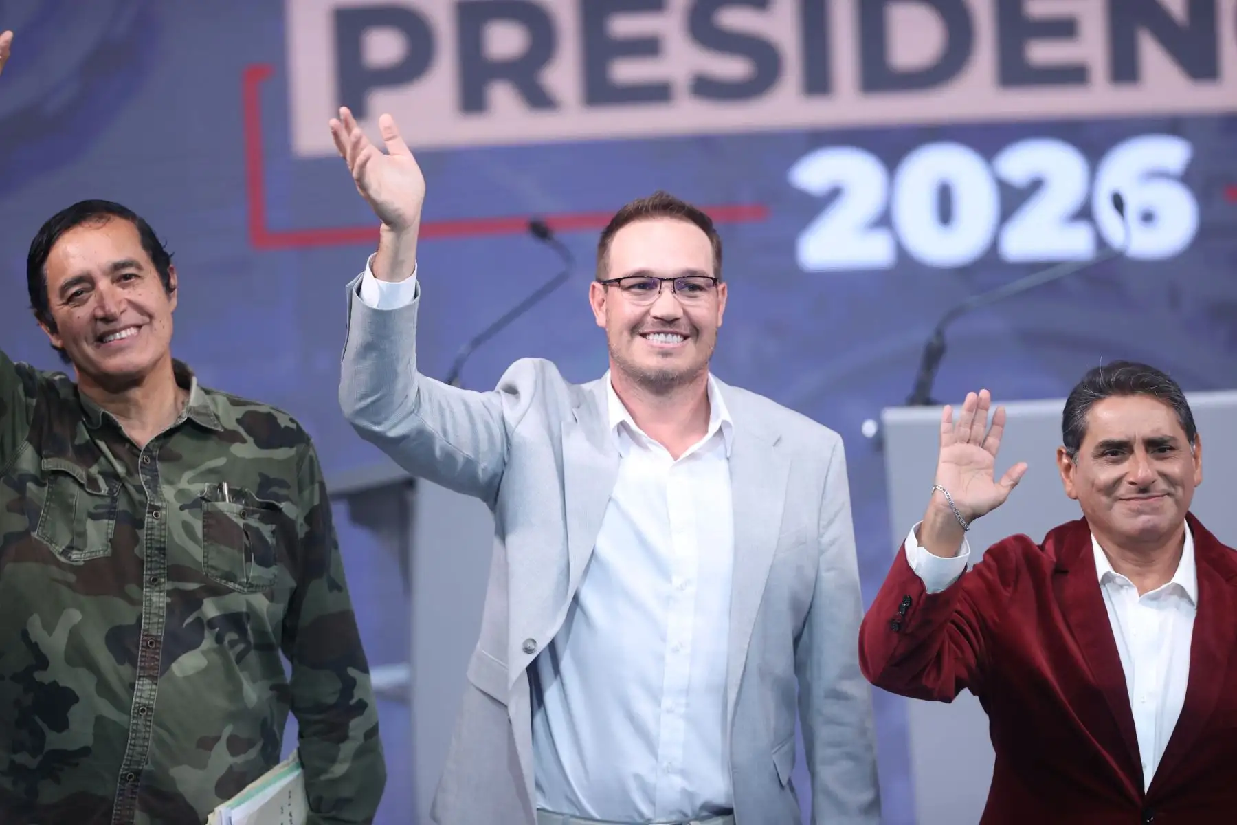 El candidato presidencial George Forsyth, del Partido Somos Perú, posan para la fotografía oficial durante el inicio de la segunda jornada del debate presidencial, en el Centro de Convenciones de Lima. Foto: ANDINA/Jhonel Rodríguez
