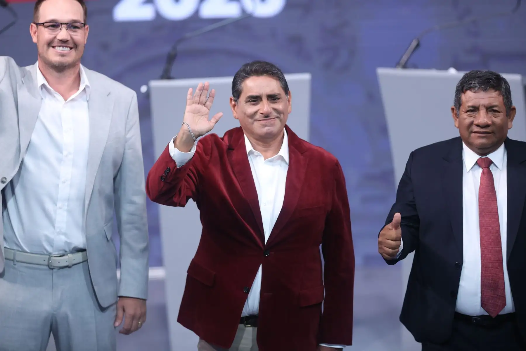 El candidato presidencial Carlos Álvarez, del partido País para Todos, posan para la fotografía oficial durante el inicio de la segunda jornada del debate presidencial, en el Centro de Convenciones de Lima. Foto: ANDINA/Jhonel Rodríguez