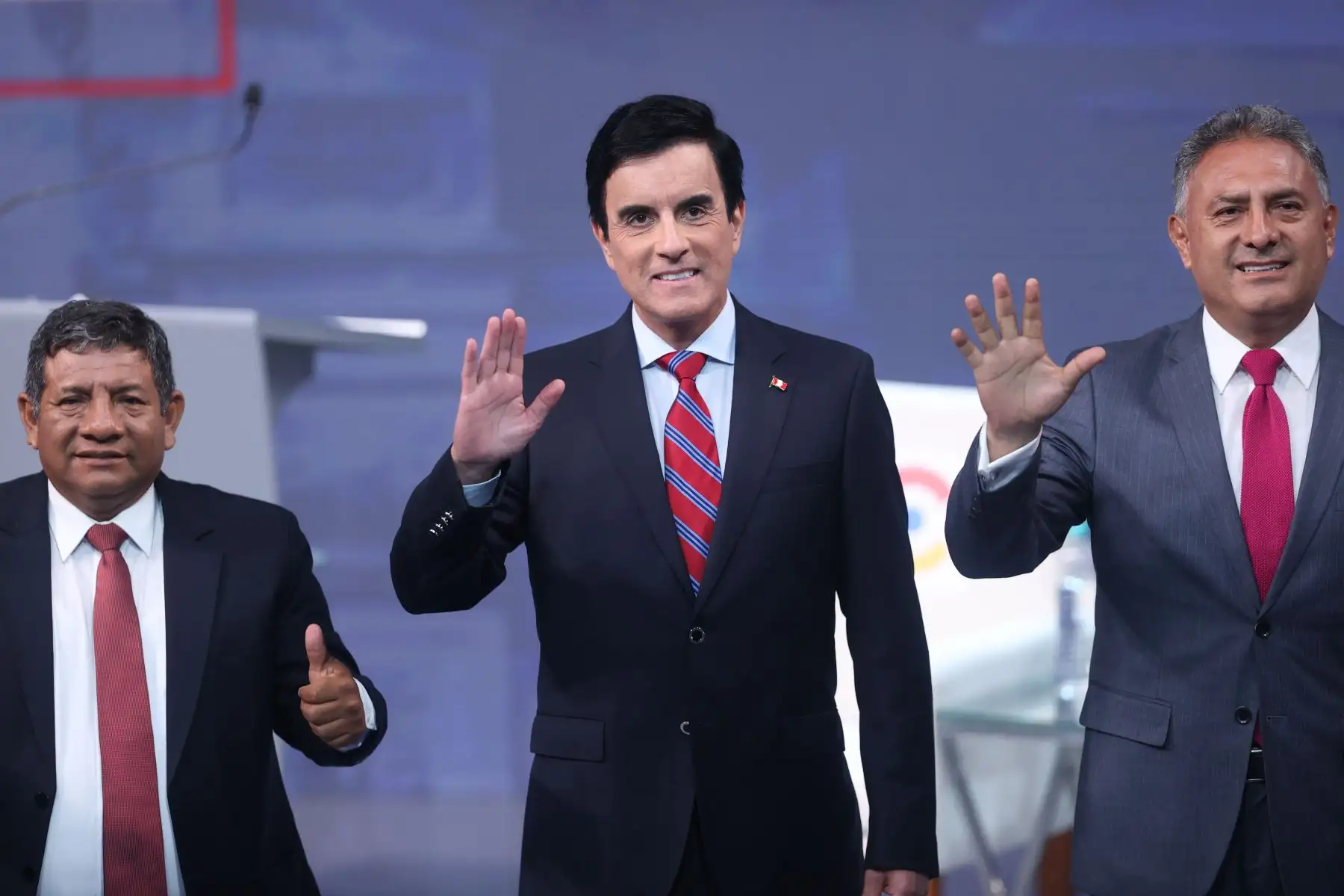 El candidato presidencial Carlos Espá, del Partido Sí Creo, posan para la fotografía oficial durante el inicio de la segunda jornada del debate presidencial, en el Centro de Convenciones de Lima. Foto: ANDINA/Jhonel Rodríguez