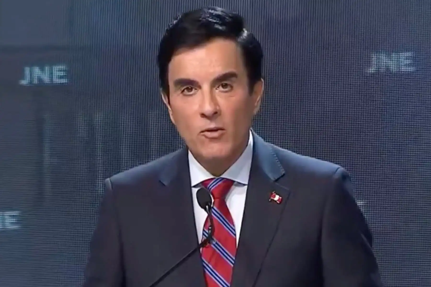 Debate presidencial: Carlos Espá propone una educación excelente con los padres de familia