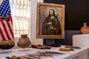 Entre los objetos recuperados hay pinturas coloniales, textiles, adornos de plata, cerámica y objetos elaborados con materiales preciosos. Foto: RR.EE./Difusión.