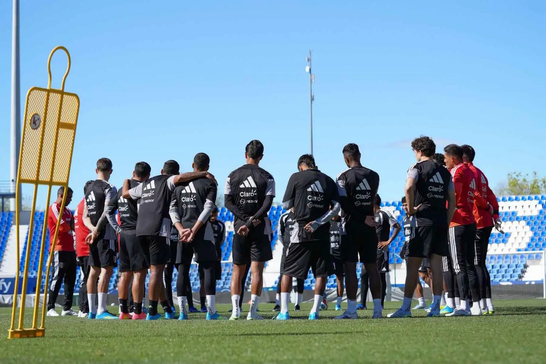 La selección peruana realizó trabajos de entrenamiento en Madrid como parte de su preparación para enfrentar a Honduras en un amistoso internacional por fecha FIFA. Foto: AFP.
