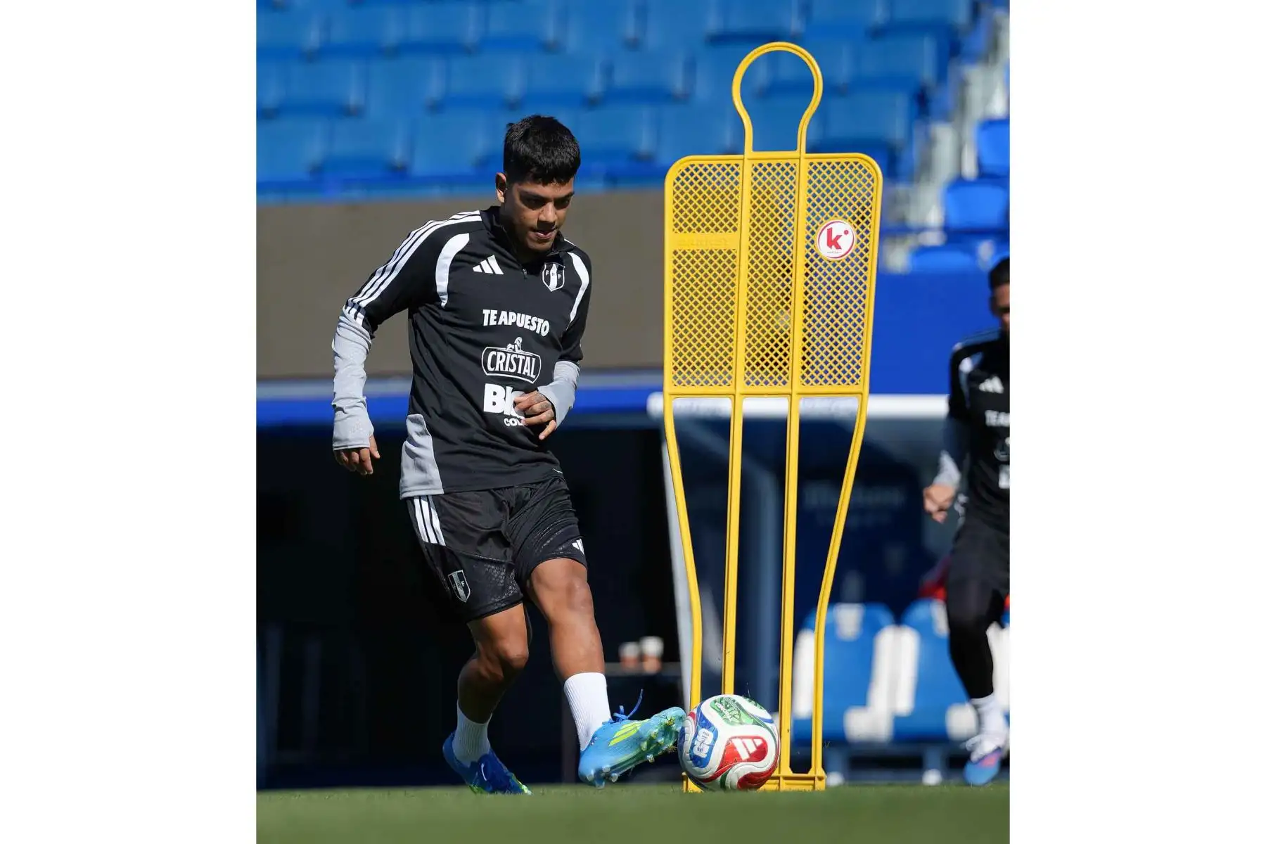 Los jugadores de la selección peruana participaron en ejercicios tácticos y de definición durante la sesión previa al partido programado en el estadio de Butarque. Foto: AFP.