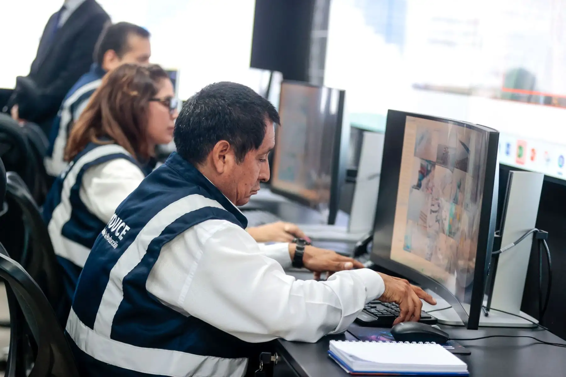 Personal especializado operará el sistema de vigilancia satelital para supervisar el cumplimiento de las normas en la actividad pesquera. Foto: ANDINA/Vidal Tarqui.