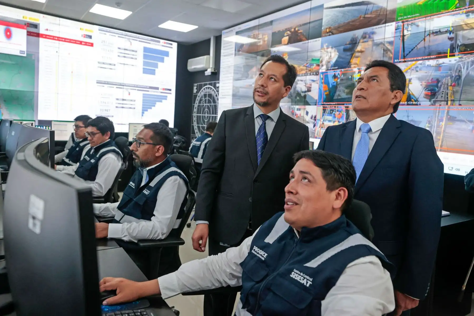 El ministro de la Producción, César Quispe Luján, encabezó la inauguración del centro de Control y Videovigilancia Satelital SISESAT Pesquero, orientado a fortalecer la supervisión de la actividad pesquera en el litoral peruano. Foto: ANDINA/Vidal Tarqui.