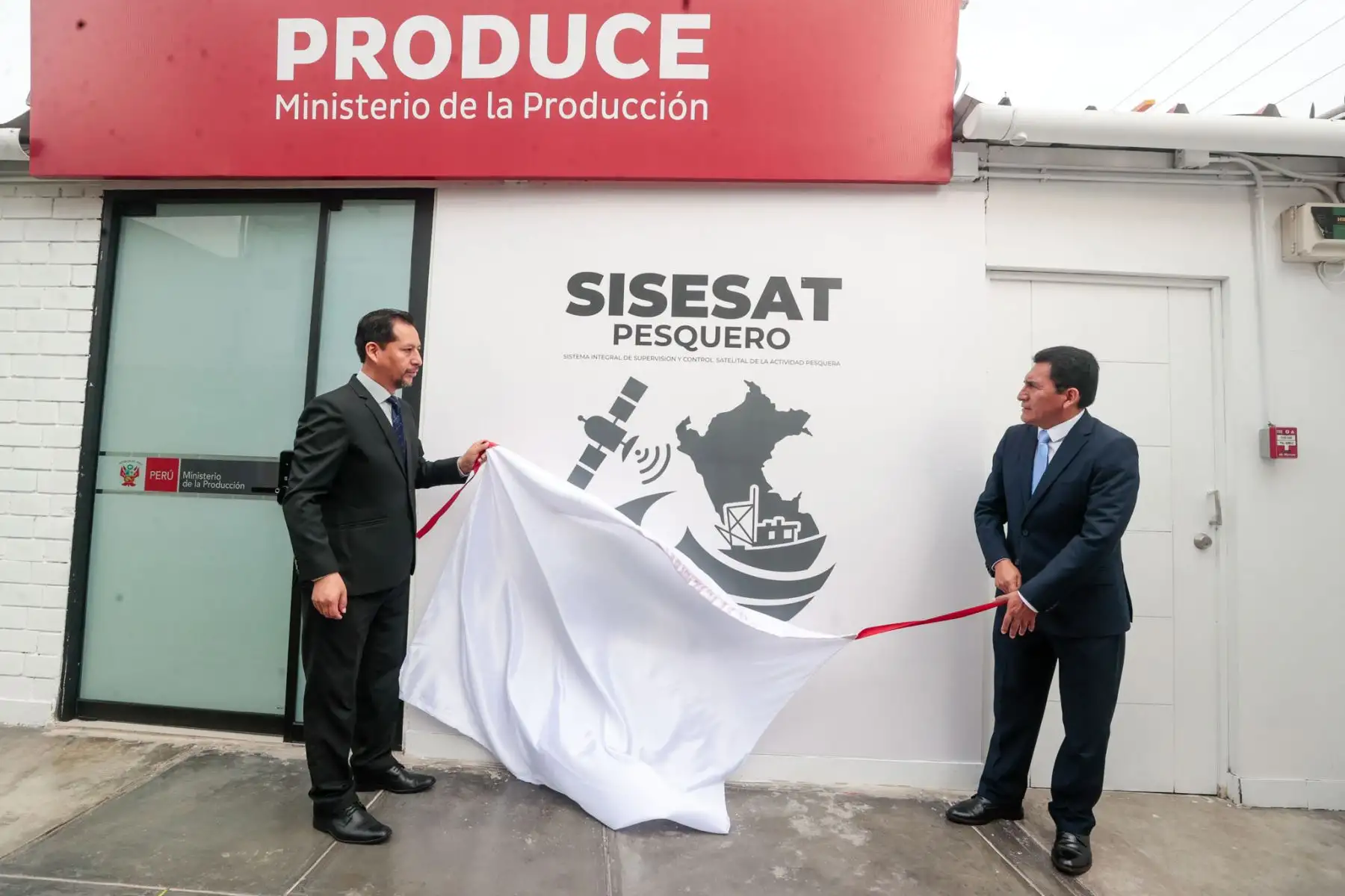 El ministro de la Producción, César Quispe Luján, inauguró el centro de Control y Videovigilancia Satelital SISESAT Pesquero, infraestructura que fortalece la supervisión y fiscalización de la actividad pesquera en el litoral peruano. El sistema, que demandó una inversión superior a S/ 600 mil, permitirá monitorear en tiempo real más de 3,800 embarcaciones, incluyendo flotas nacionales y extranjeras, en un entorno tecnológico integrado. Fotos: ANDINA/Vidal Tarqui.