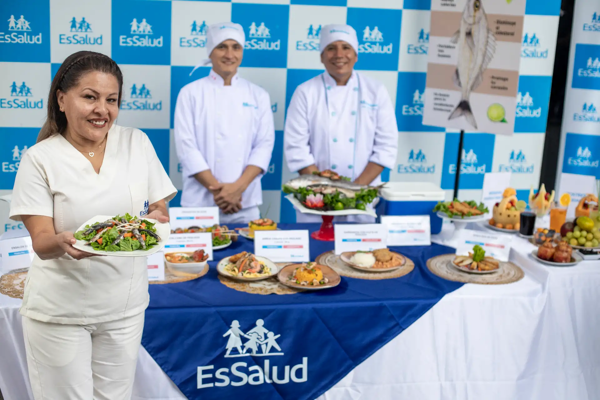 Personal de salud participó en la demostración culinaria, destacando formas de cocción adecuadas que permiten conservar el valor nutricional de los alimentos. Foto: ANDINA/Difusión.