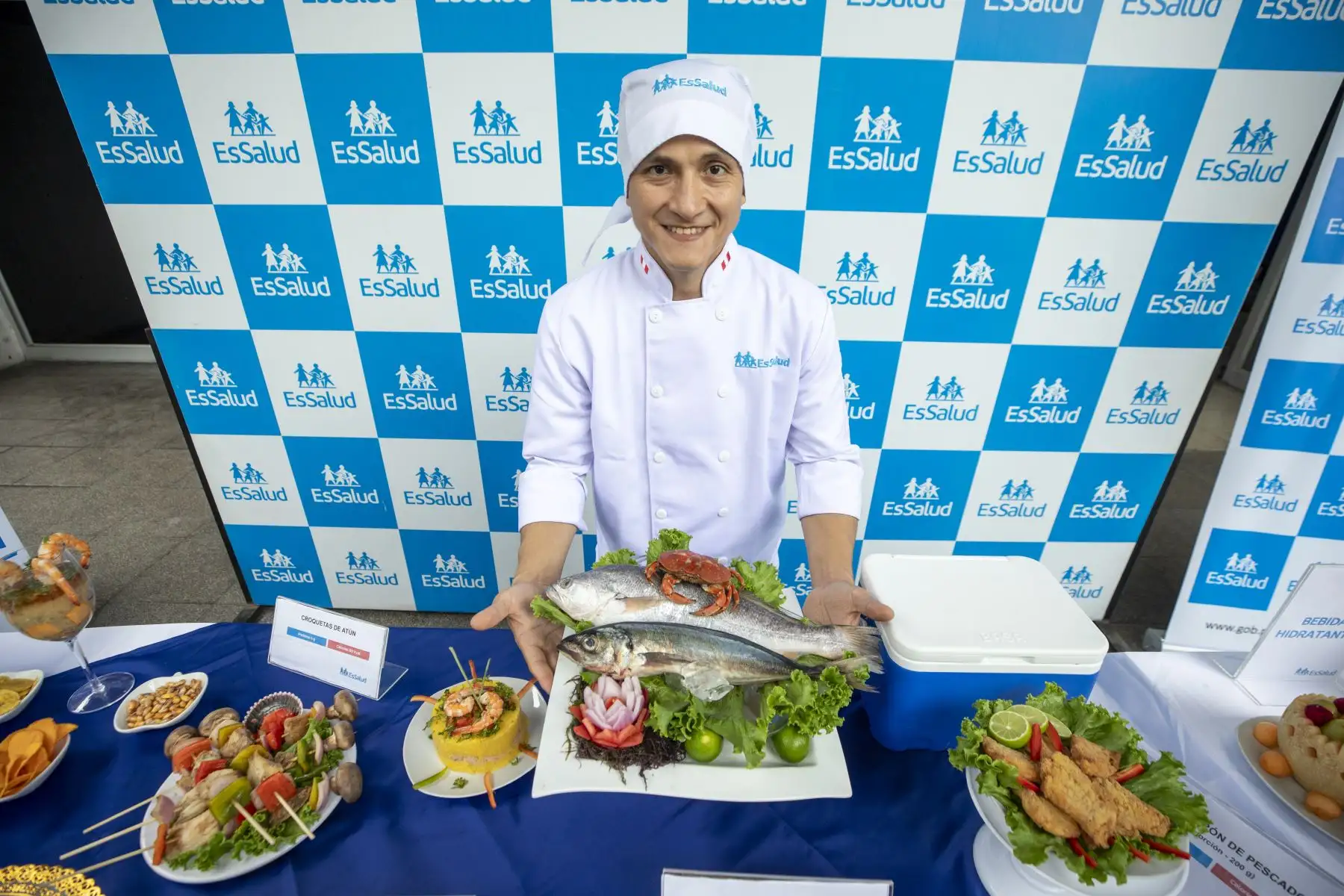 La mesa demostrativa formó parte de las acciones de EsSalud para fomentar prácticas alimentarias seguras y nutritivas durante la Semana Santa. Foto: ANDINA/Difusión.
