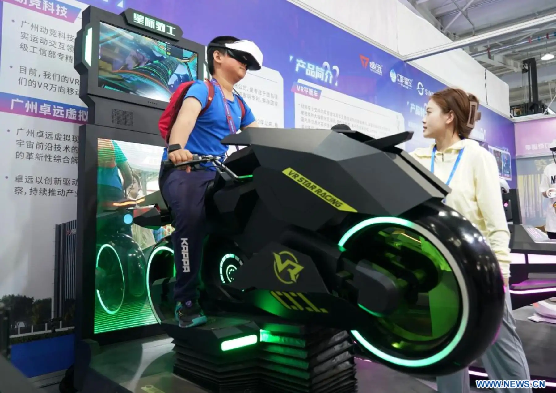 Asistentes probaron simuladores de conducción y tecnología inmersiva como parte de las actividades de la convención orientadas a la innovación y el aprendizaje. Fotos: ANDINA/Xinhua.