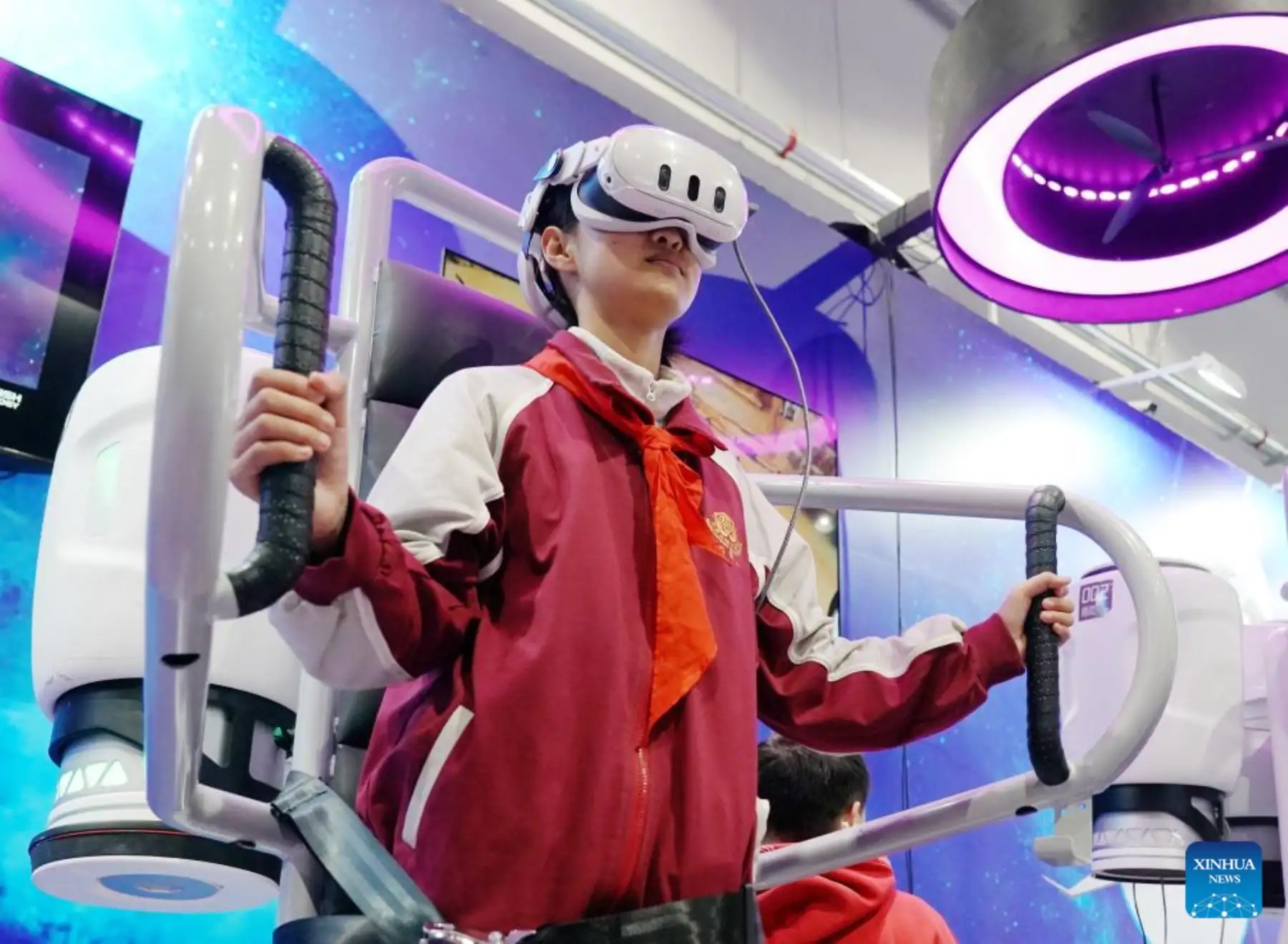 Participantes interactuaron con dispositivos de realidad virtual y simuladores diseñados para recrear escenarios futuristas durante la convención. Fotos: ANDINA/Xinhua.