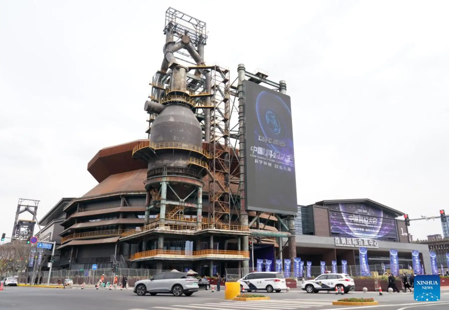 Instalaciones tecnológicas y espacios temáticos vinculados a la innovación científica fueron exhibidos durante el evento, que busca impulsar el desarrollo de la industria de la ciencia ficción en China. Fotos: ANDINA/Xinhua.
