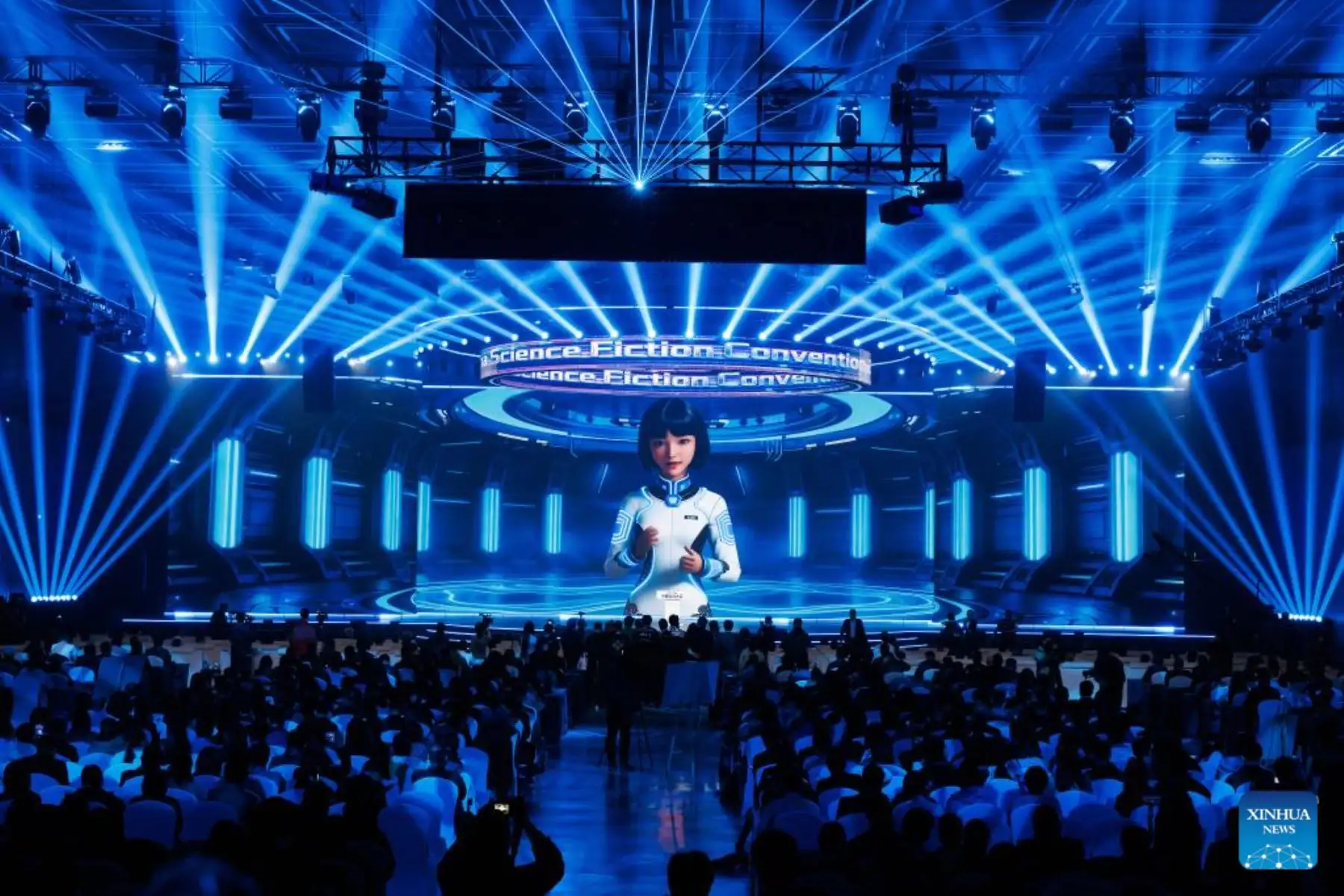 La Convención de Ciencia Ficción de China 2026 comenzó en Beijing, donde reunió a autores, expertos y entusiastas del género en un evento que incluyó exposiciones tecnológicas, presentaciones y actividades vinculadas a la innovación científica. La inauguración contó con la participación de figuras destacadas y exhibiciones interactivas, en un encuentro que forma parte del impulso al desarrollo de la industria de la ciencia ficción en el país. Fotos: ANDINA/Xinhua.