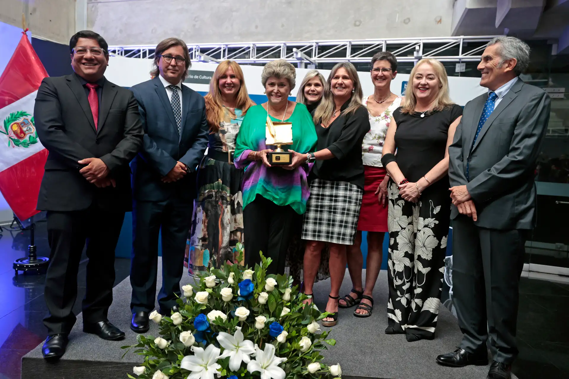 Autoridades y participantes posaron al finalizar la actividad que reconoció el valor patrimonial de la obra de Alfredo Bryce Echenique. Foto: ANDINA/Vidal Tarqui.