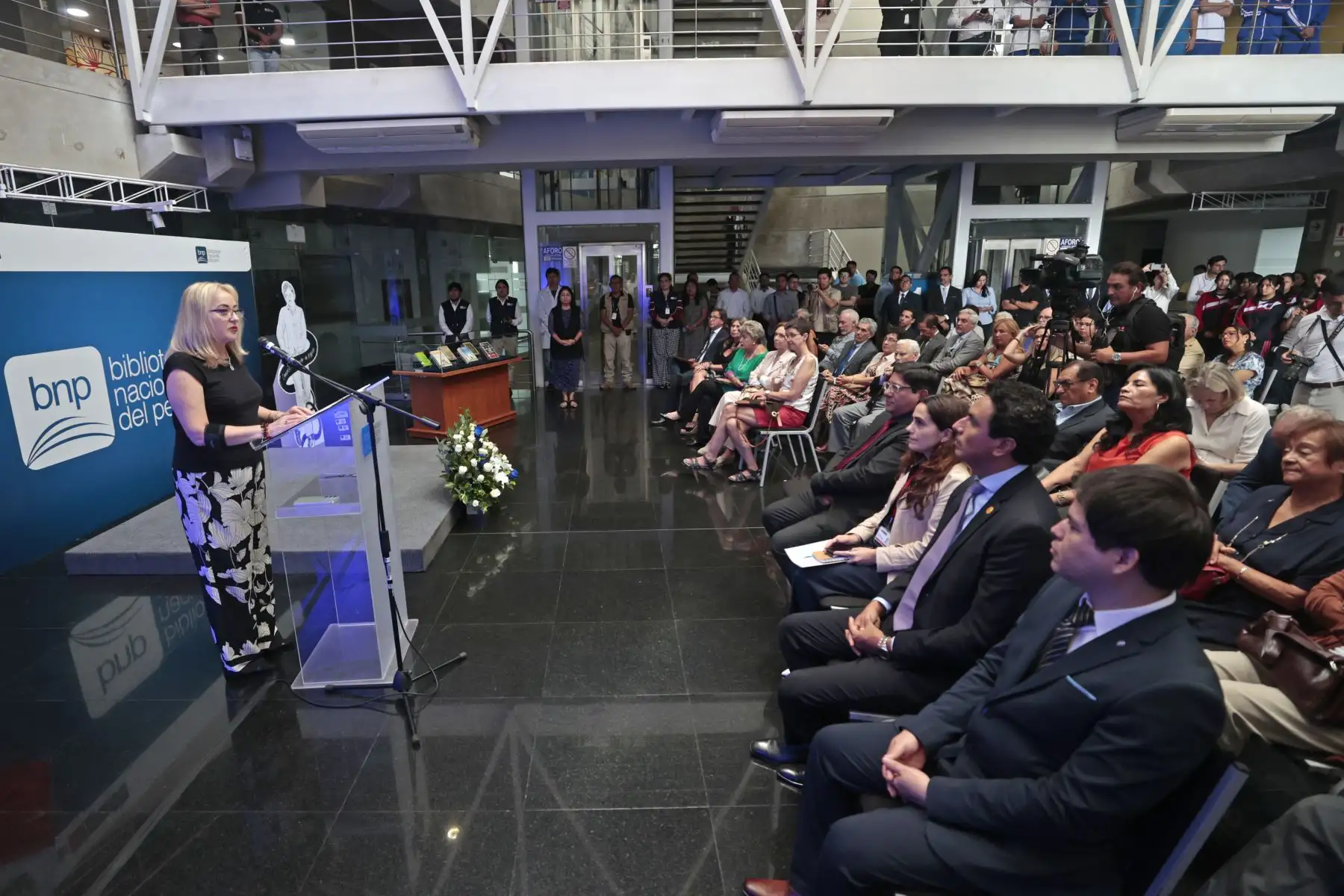 Público asistente siguió la ceremonia de inauguración y reconocimiento al escritor, en un evento que reunió a autoridades y representantes del sector cultural. Foto: ANDINA/Vidal Tarqui.