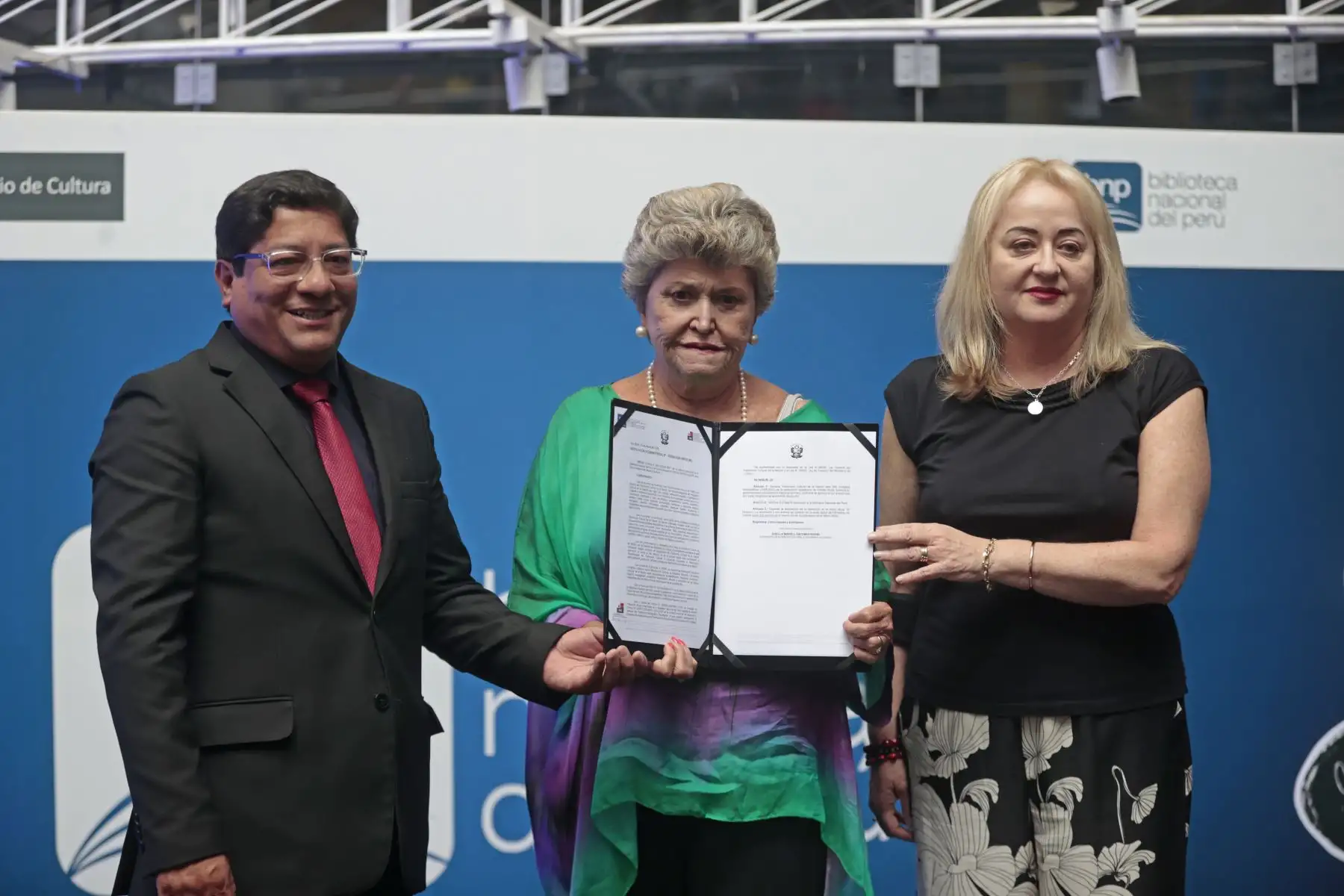 Durante la ceremonia se realizó la entrega simbólica de la resolución que declara Patrimonio Cultural de la Nación a las unidades bibliográficas del autor. Foto: ANDINA/Vidal Tarqui.