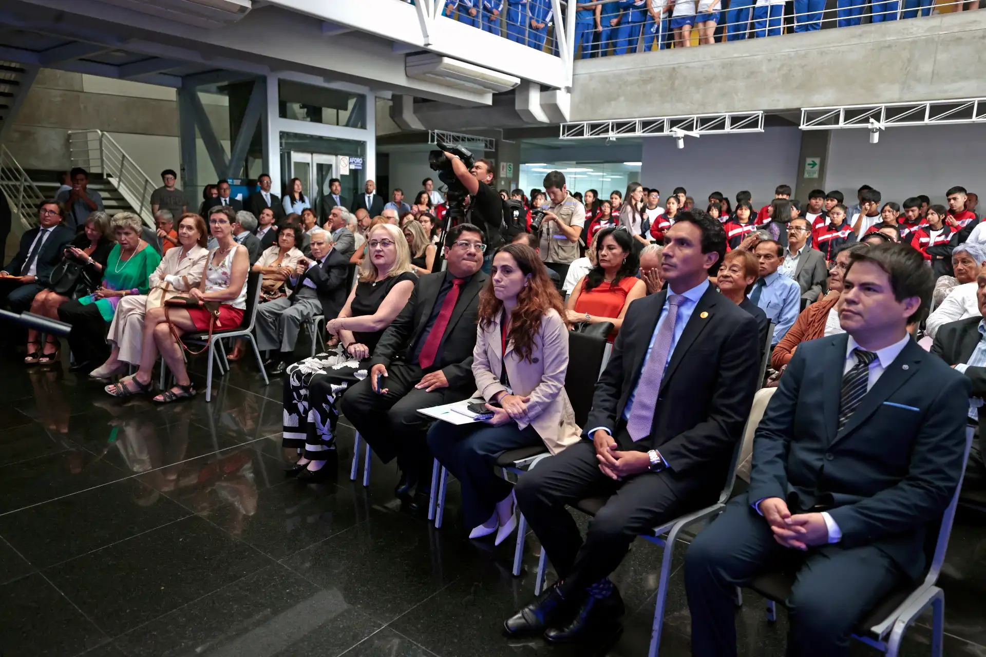 Asistentes participaron en la ceremonia realizada en la Biblioteca Nacional del Perú, donde se destacó la trayectoria literaria del autor peruano. Foto: ANDINA/Vidal Tarqui.