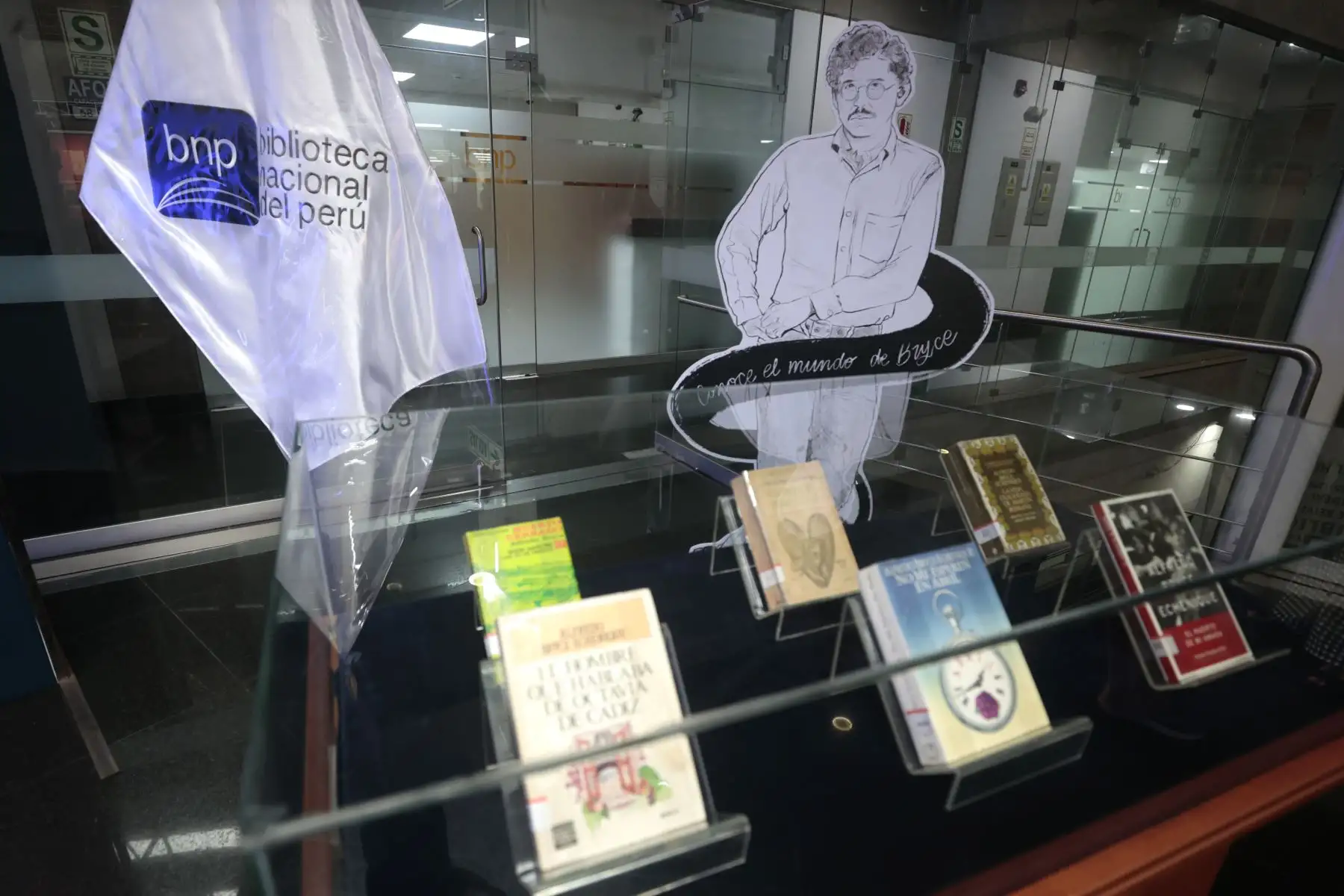 Ejemplares de la obra de Alfredo Bryce Echenique fueron exhibidos durante la ceremonia, como parte de las seis unidades bibliográficas declaradas Patrimonio Cultural de la Nación. Foto: ANDINA/Vidal Tarqui.