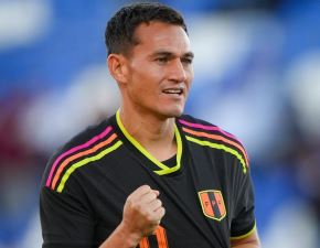 Jairo Vélez celebra el gol de Perú ante Honduras