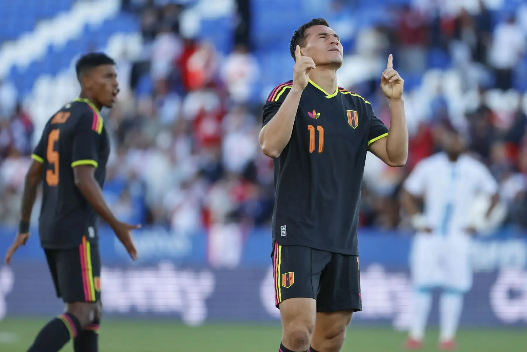 La selección peruana vence 2-1 a Honduras en el Estadio Municipal de Butarque, en Madrid, en el segundo tiempo del amistoso internacional por fecha FIFA. El conjunto dirigido por Mano Menezes logró remontar el marcador y muestra una mejoría en su funcionamiento colectivo tras el encuentro previo ante Senegal. Fotos: EFE.