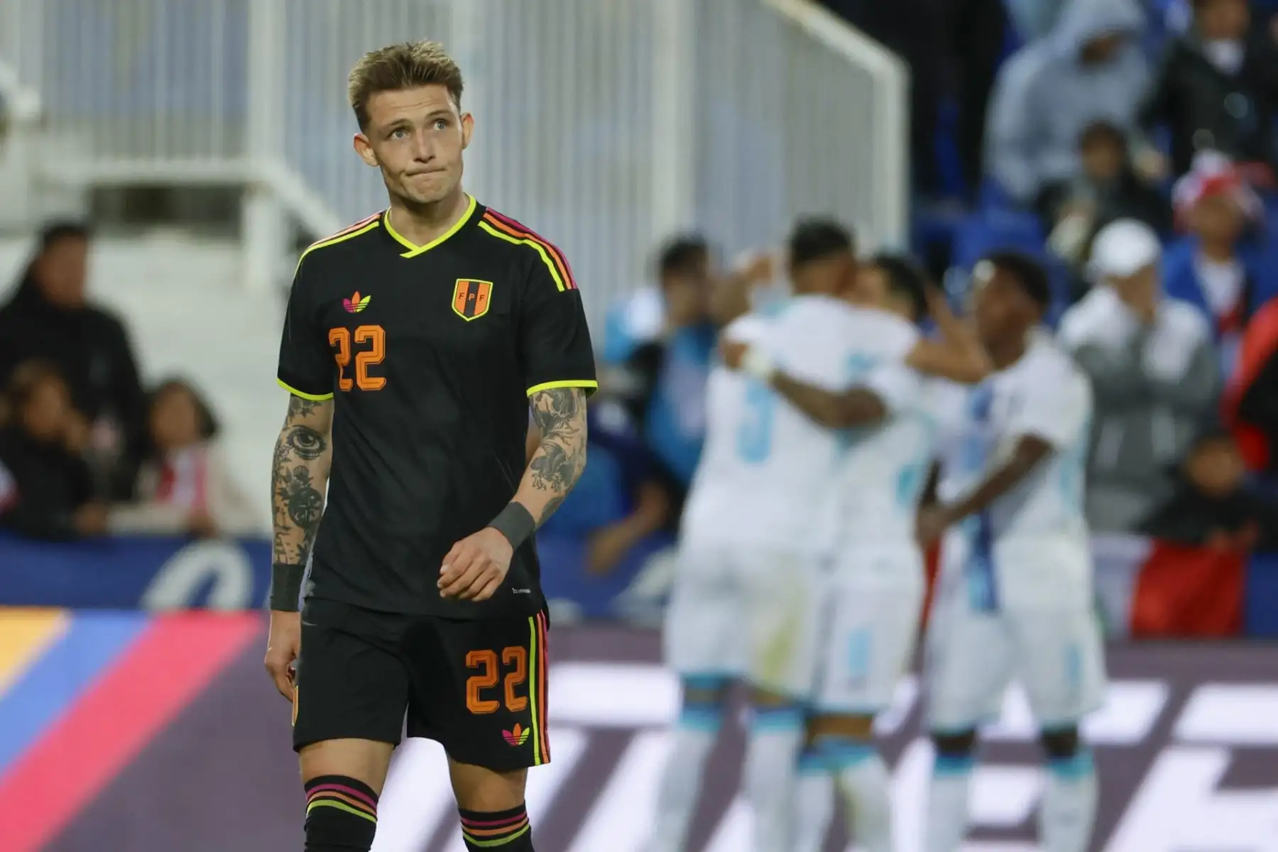 La selección peruana vence 2-1 a Honduras en el Estadio Municipal de Butarque, en Madrid, en el segundo tiempo del amistoso internacional por fecha FIFA. El conjunto dirigido por Mano Menezes logró remontar el marcador y muestra una mejoría en su funcionamiento colectivo tras el encuentro previo ante Senegal. Fotos: EFE.