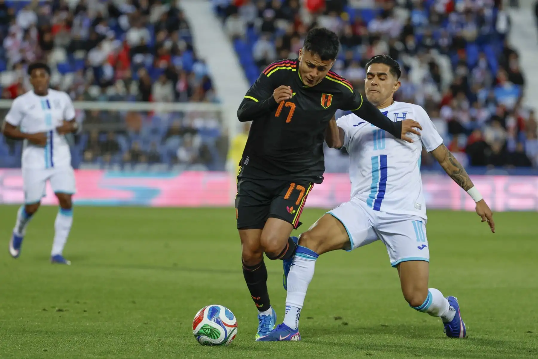 La selección peruana vence 2-1 a Honduras en el Estadio Municipal de Butarque, en Madrid, en el segundo tiempo del amistoso internacional por fecha FIFA. El conjunto dirigido por Mano Menezes logró remontar el marcador y muestra una mejoría en su funcionamiento colectivo tras el encuentro previo ante Senegal. Fotos: EFE.