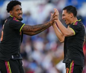 Jairo Vélez celebra su segundo gol con la camiseta peruana ante Honduras en Madrid