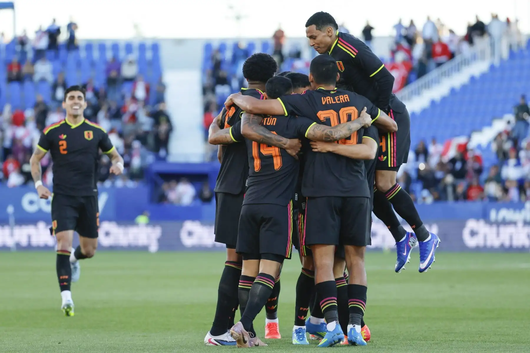 Los jugadores peruanos celebran el gol de Jairo Vélez durante el partido amistoso que disputan las selecciones nacionales de Perú y Honduras. Foto: EFE