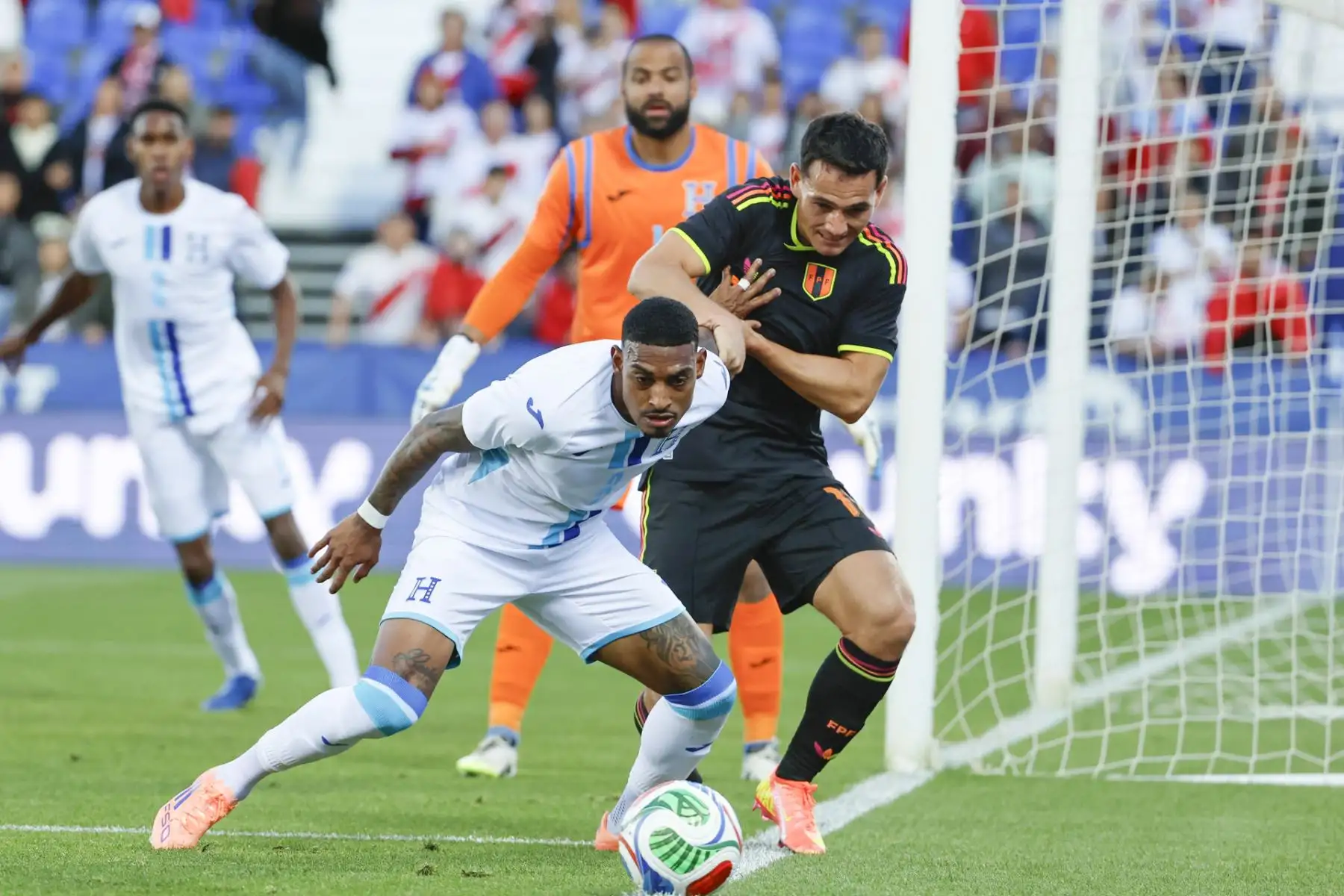 El centrocampista de la selección de fútbol de Perú Jairo Vélez lucha con Giancarlos Sacaza, de Honduras, durante el partido amistoso que disputan las selecciones nacionales de Perú y Honduras. EFE