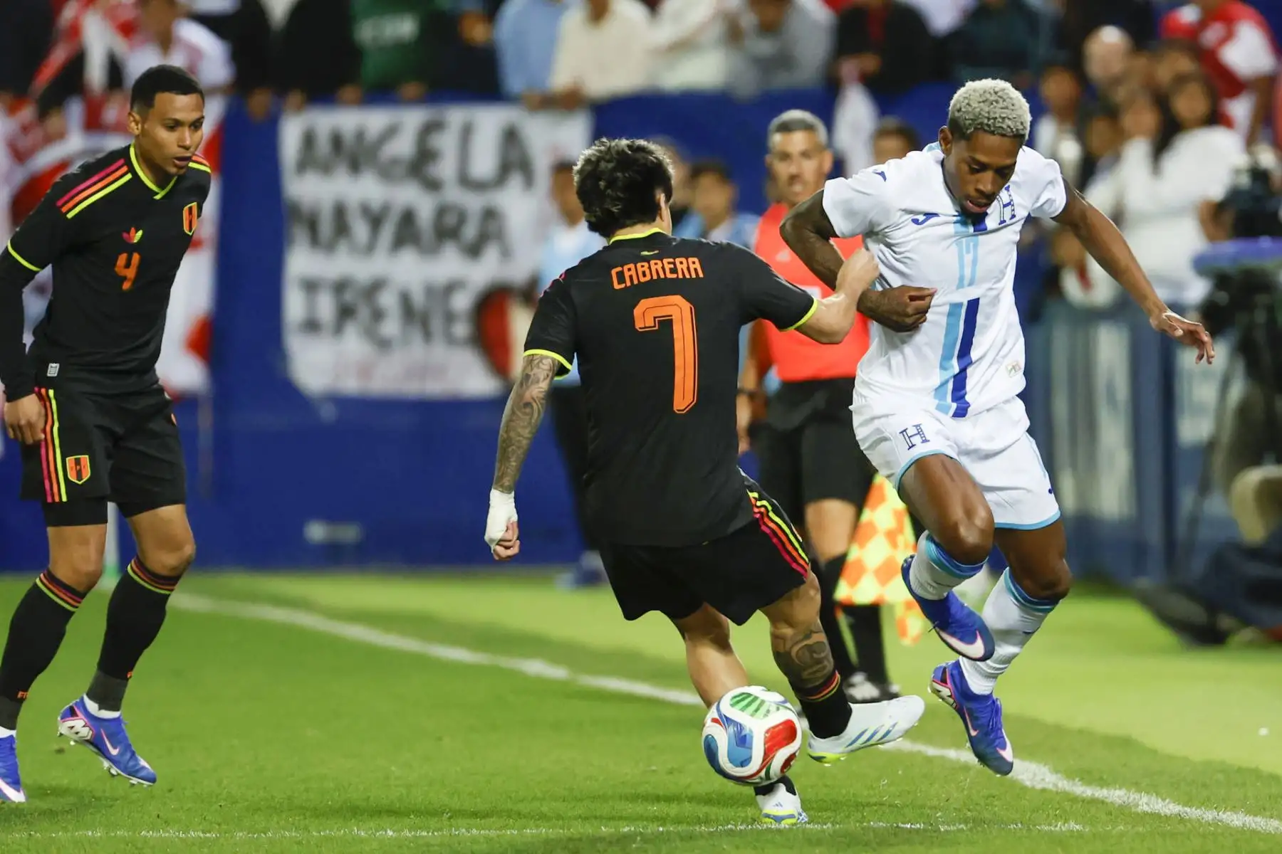 El jugador de la selección de fútbol de Honduras  lucha con Cabrera, de Perú, durante el partido amistoso que disputan las selecciones nacionales de Perú y Honduras. EFE