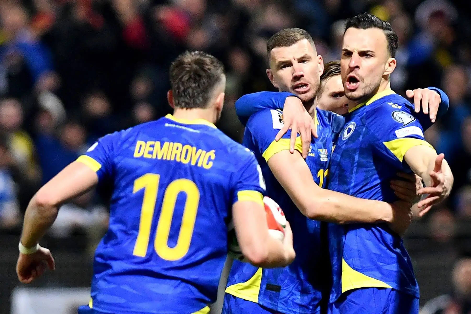 Haris Tabakovic de Bosnia y Herzegovina, celebra con sus compañeros Edin Dzeko y Ermedin Demirovic, tras anotar el 1-1 durante el partido del playoff europeo de la Copa Mundial de la FIFA 2026 entre Bosnia y Herzegovina e Italia en Zenica, Bosnia y Herzegovina. Foto: EFE