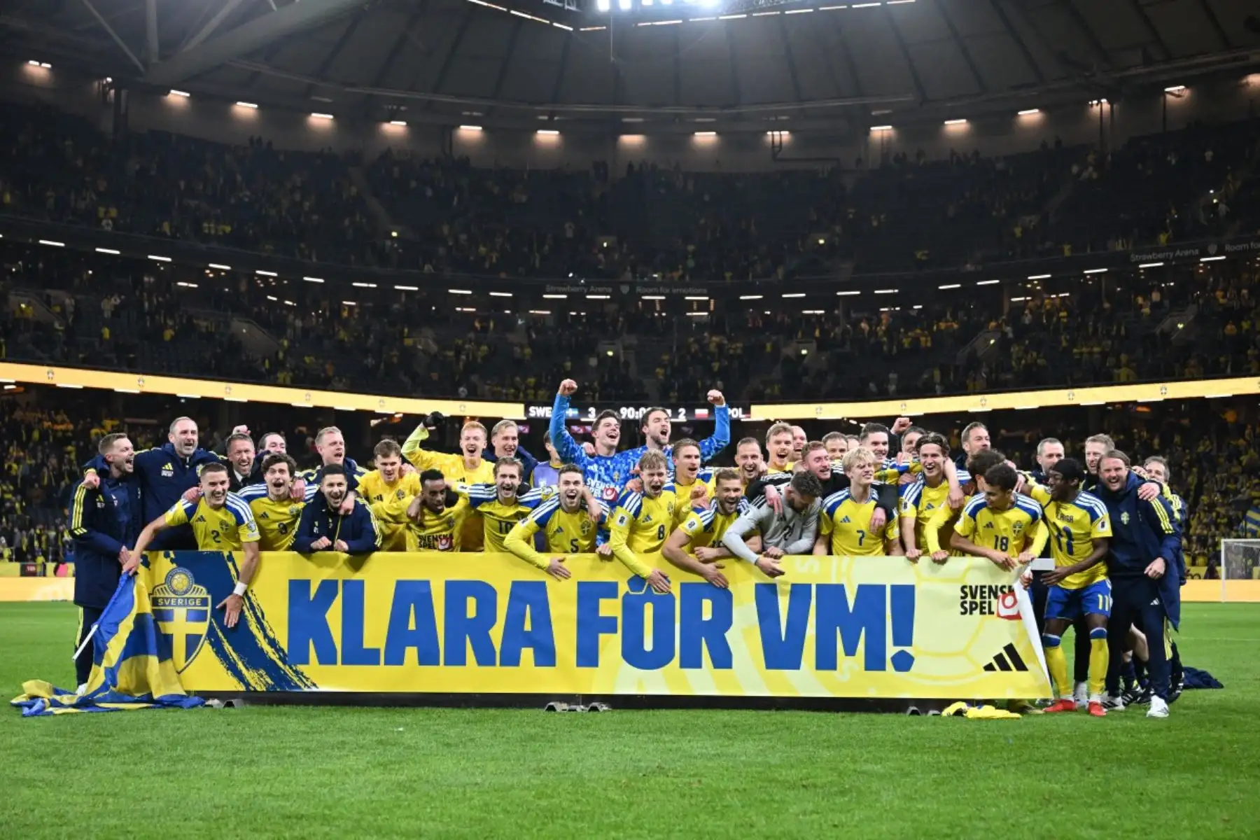 Los jugadores de Suecia celebran la victoria por 3-2 en la final de la fase de clasificación europea para la Copa Mundial de la FIFA 2026 entre Suecia y Polonia, disputada en Solna, Suecia. Foto: AFP