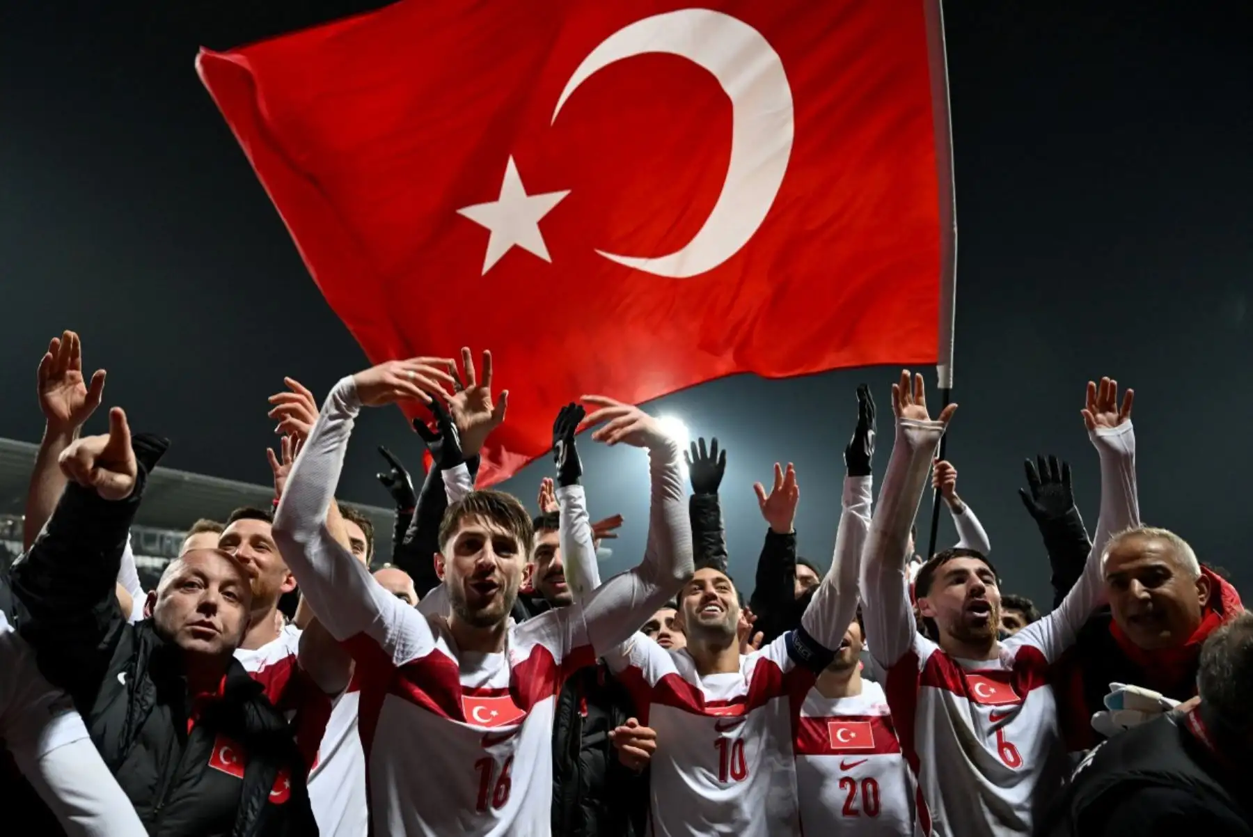 Los jugadores de Turquía celebran su victoria al término del partido de clasificación europea para la Copa Mundial de la FIFA 2026 entre Kosovo y Turquía, disputado en el estadio Fadil Vokrri de Pristina. Foto: AFP