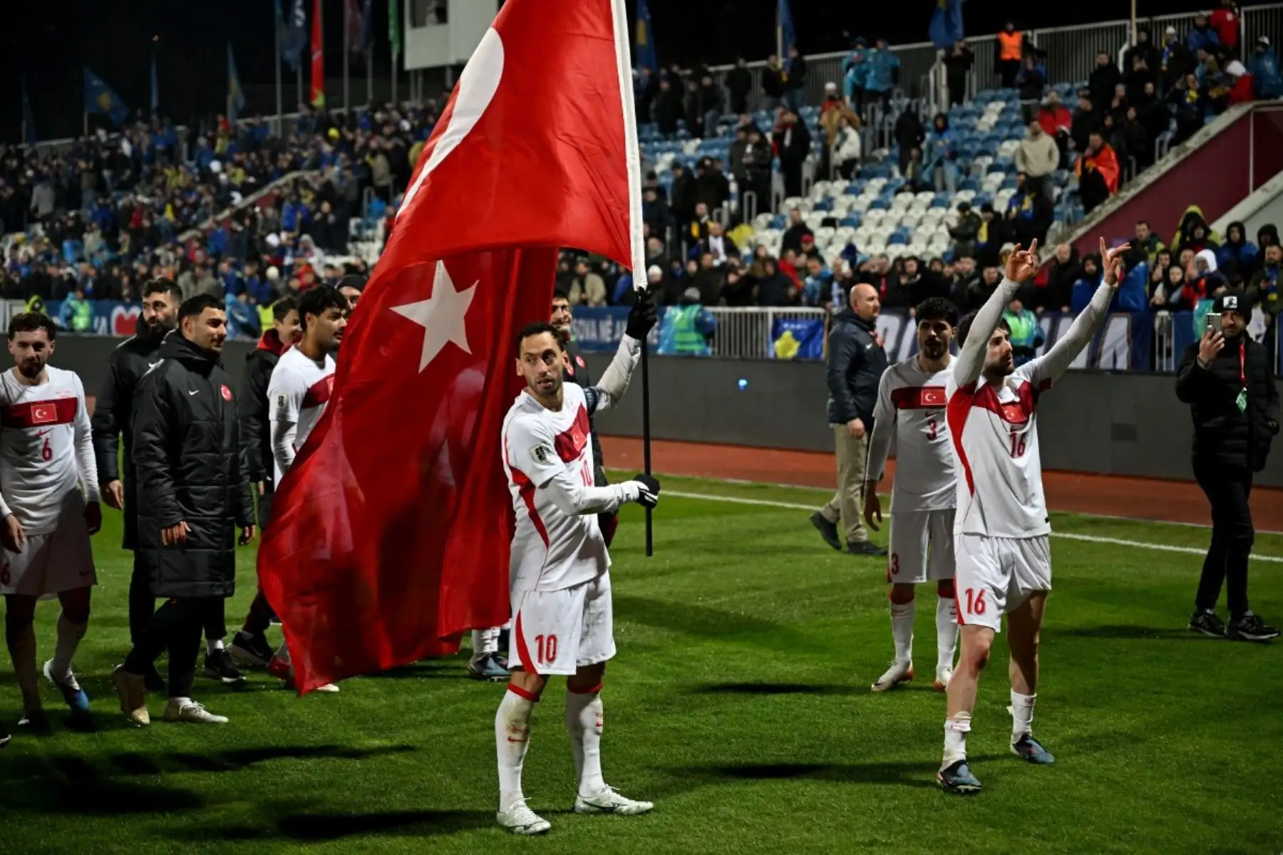Los jugadores de Turquía celebran su victoria al término del partido de clasificación europea para la Copa Mundial de la FIFA 2026 entre Kosovo y Turquía, disputado en el estadio Fadil Vokrri de Pristina. Foto: AFP