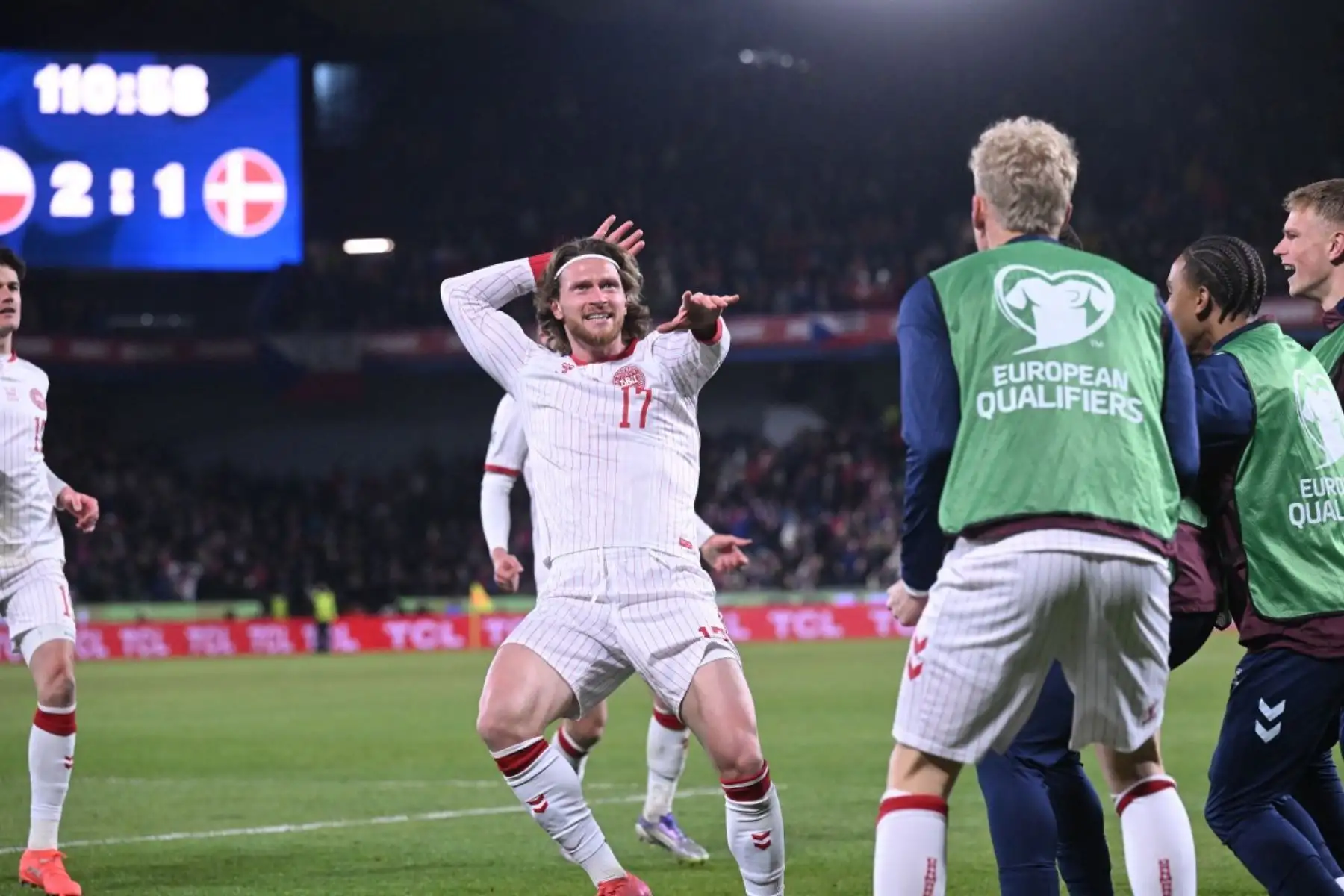 El defensa checo Ladislav Krejci, celebra con sus compañeros tras marcar el gol que puso el 2-1 en el marcador durante la primera parte de la prórroga del partido de clasificación para la Copa Mundial de la FIFA 2026 entre la República Checa y Dinamarca. Foto: AFP